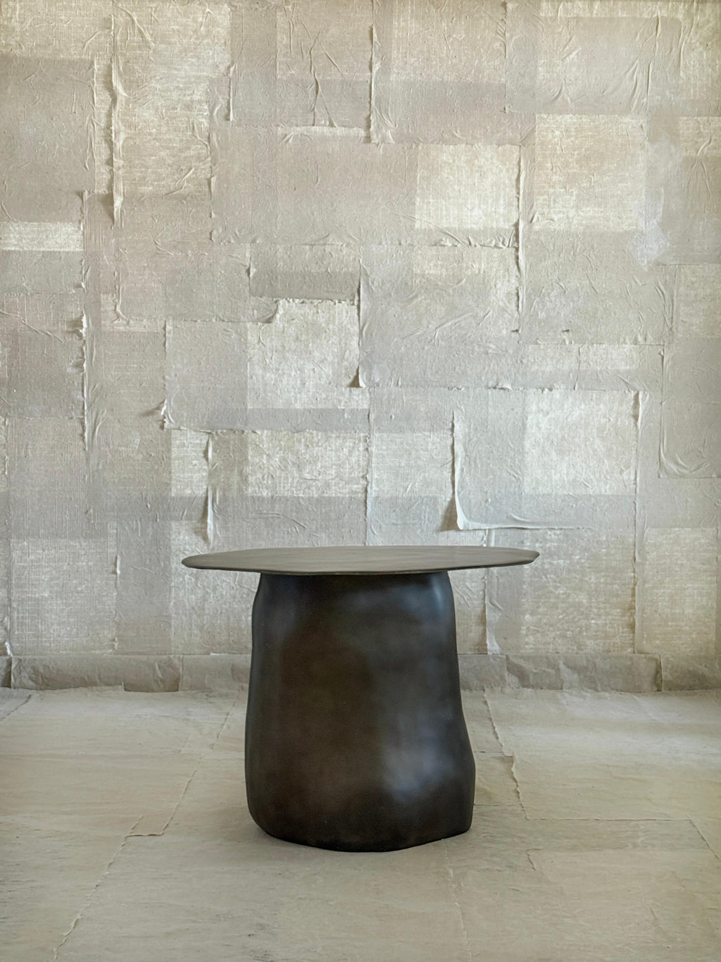 https://a.1stdibscdn.com/moss-brown-formless-fiberglass-round-table-by-kar-for-sale-picture-6/f_12192/f_476237721763592759235/24B0FFB2_83A9_4DDC_842B_F231E5113944_2_master.jpg