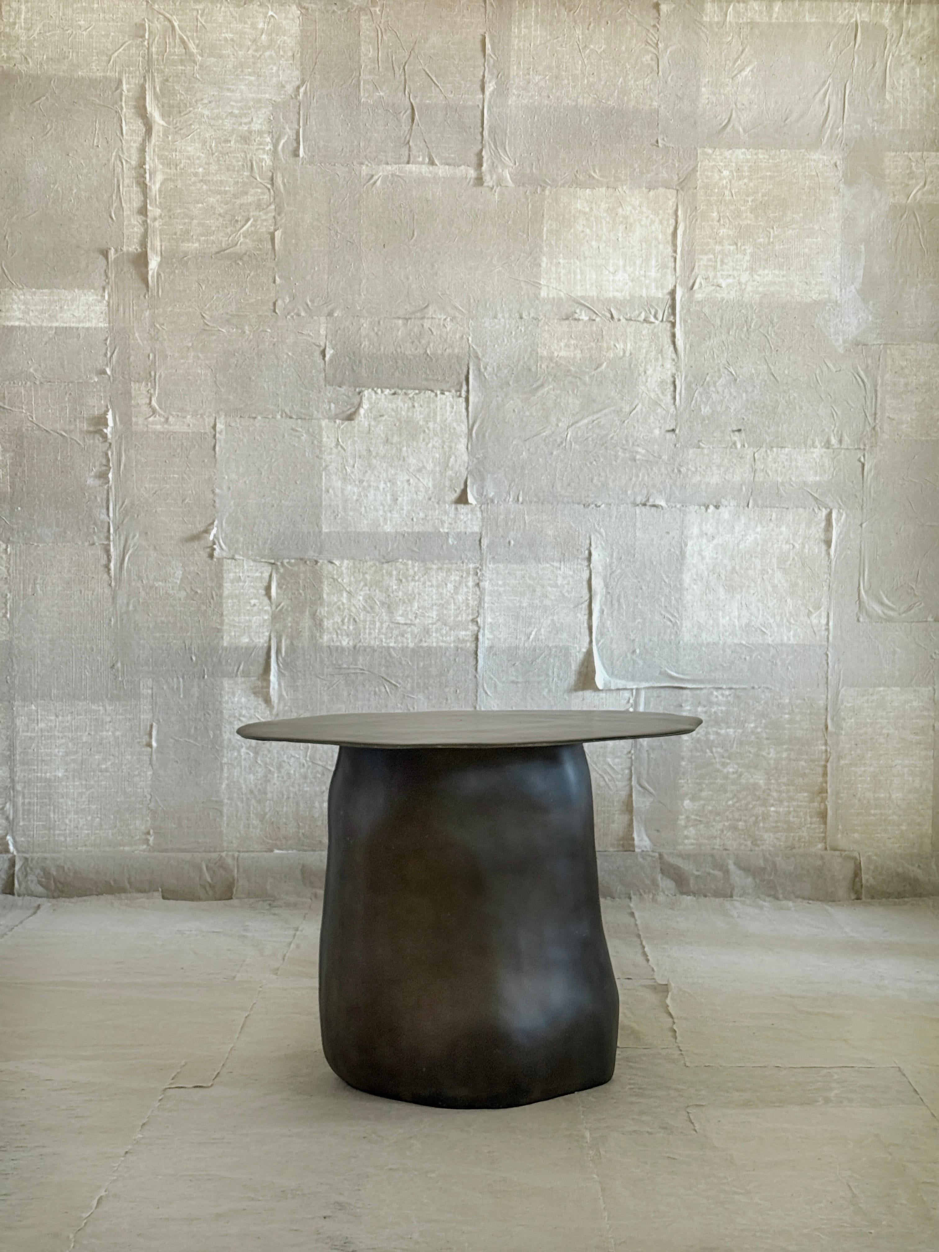 https://a.1stdibscdn.com/moss-brown-formless-fiberglass-round-table-by-kar-for-sale-picture-6/f_12192/f_476237721763592759235/24B0FFB2_83A9_4DDC_842B_F231E5113944_2_master.jpg