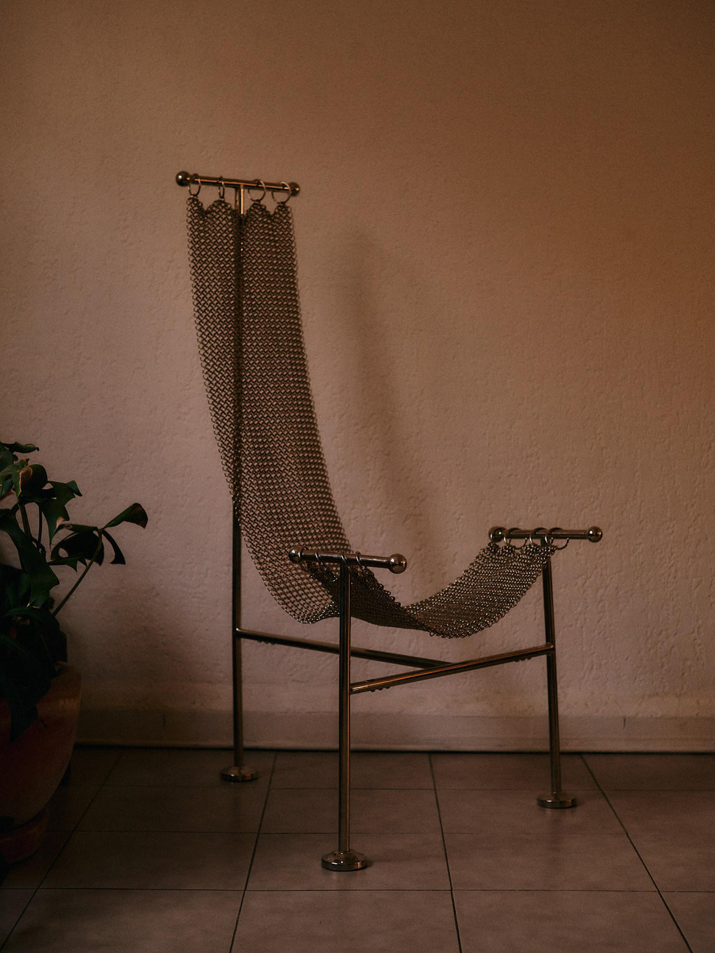 https://a.1stdibscdn.com/chainmail-sculptural-chair-nickel-plated-steel-finish-hand-linked-mesh-for-sale-picture-16/f_69682/f_361508621709698023681/24_01_11_CDMX_1302_master.jpg