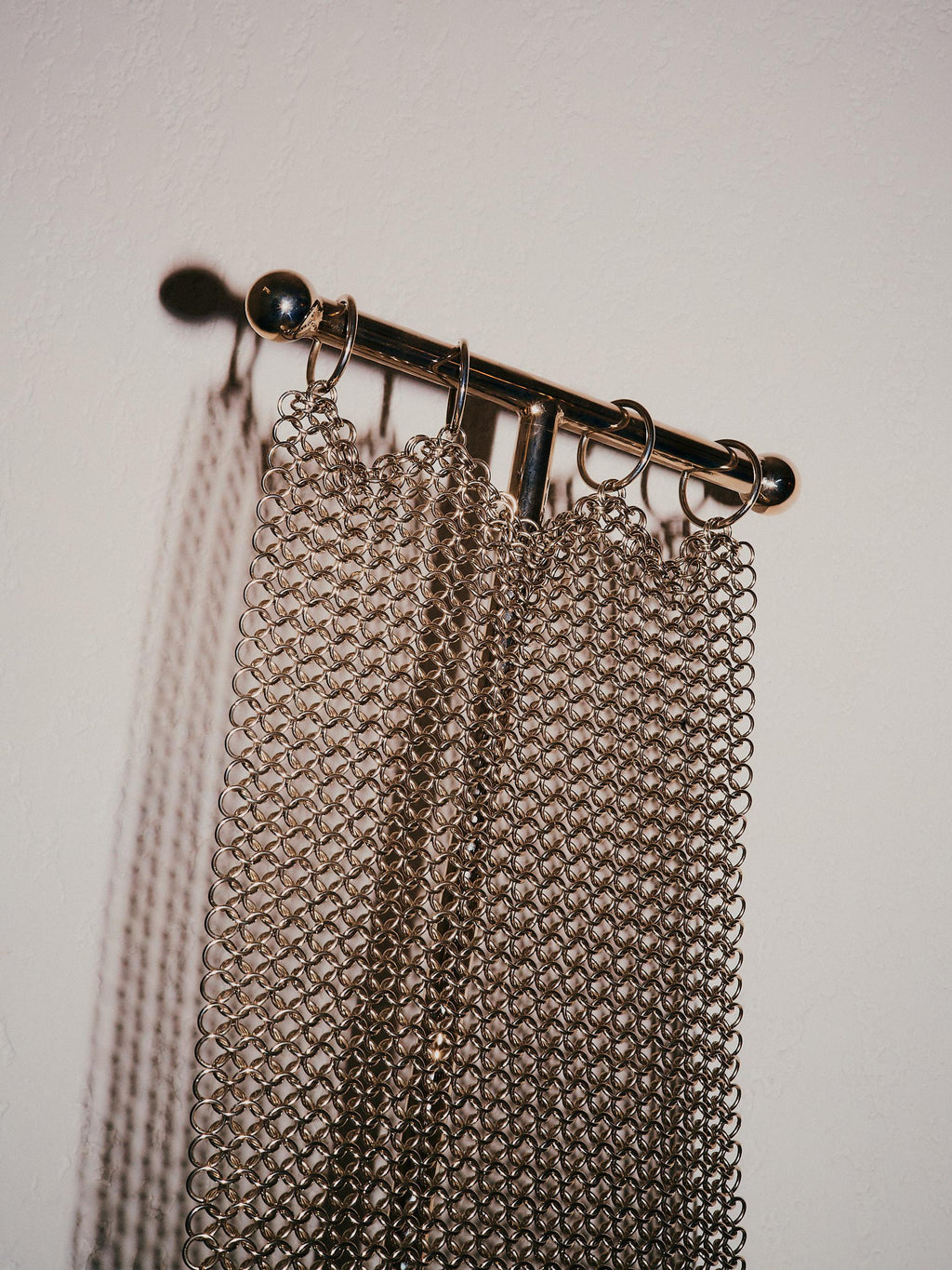 https://a.1stdibscdn.com/chainmail-sculptural-chair-nickel-plated-steel-finish-hand-linked-mesh-for-sale-picture-17/f_69682/f_361508621709698023691/24_01_11_CDMX_1310_master.jpg