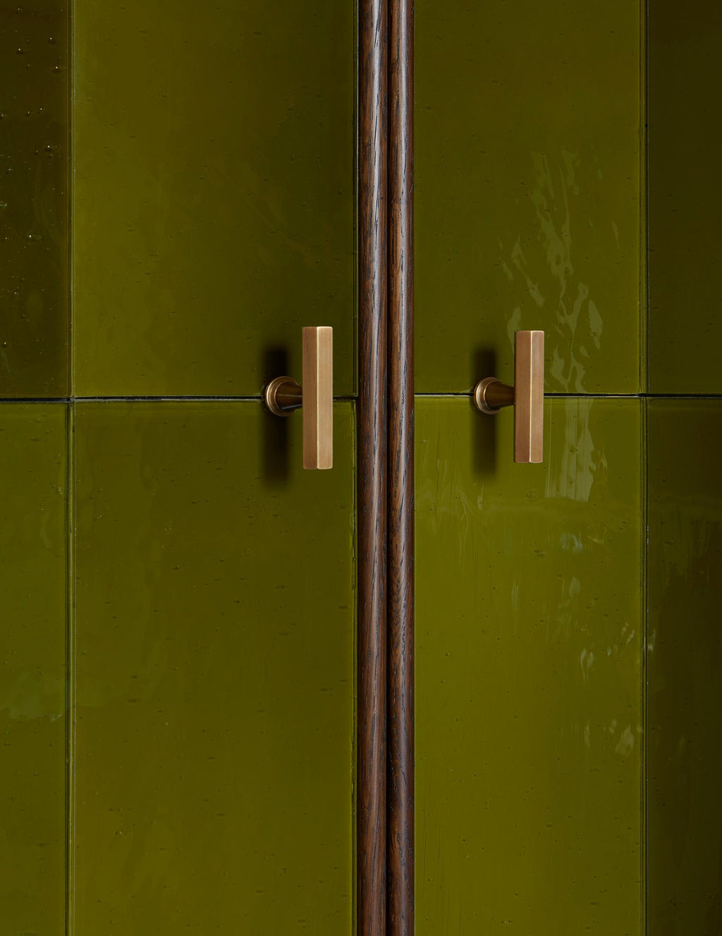 https://a.1stdibscdn.com/rupert-bevan-green-hand-blown-cathedral-glass-cabinet-two-shelves-for-sale-picture-6/f_95862/f_451062321747746340691/250321_Low_res_doors_handles_detail_3_bespoke_green_cabinet_James_M_master.jpg