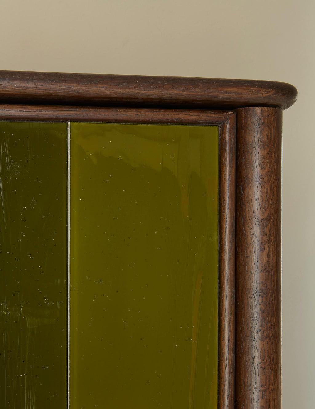 https://a.1stdibscdn.com/rupert-bevan-green-hand-blown-cathedral-glass-cabinet-two-shelves-for-sale-picture-7/f_95862/f_451062321747746341030/250321_Low_res_glass_and_grain_detail_bespoke_green_cabinet_James_M_master.jpg