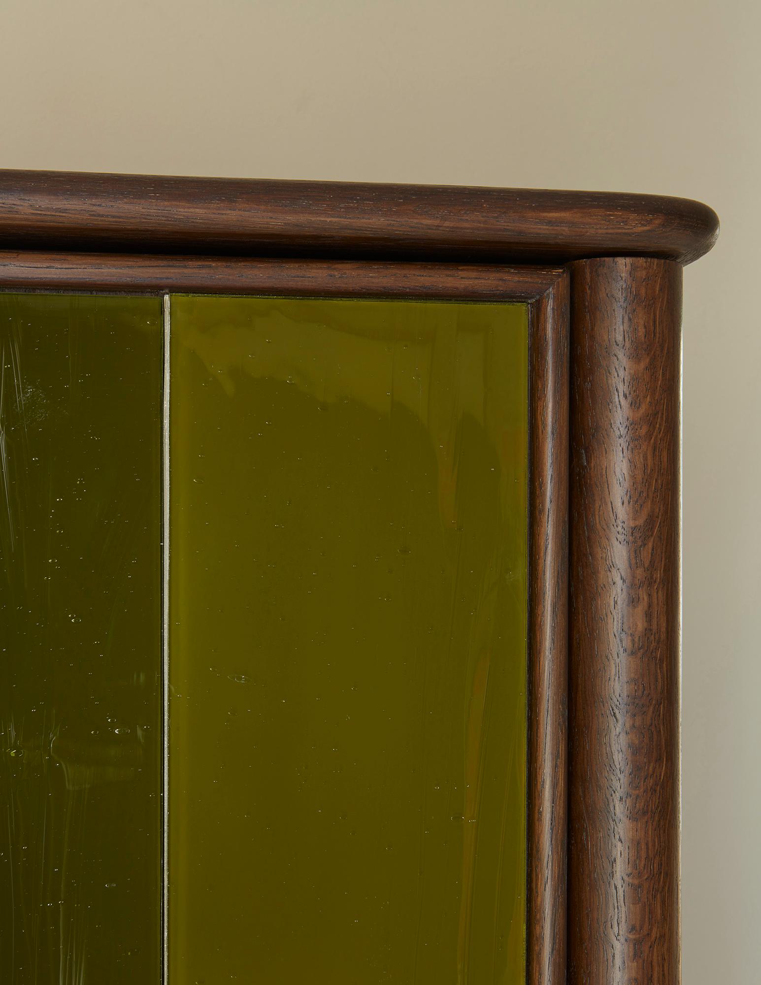 https://a.1stdibscdn.com/rupert-bevan-green-hand-blown-cathedral-glass-cabinet-two-shelves-for-sale-picture-7/f_95862/f_451062321747746341030/250321_Low_res_glass_and_grain_detail_bespoke_green_cabinet_James_M_master.jpg