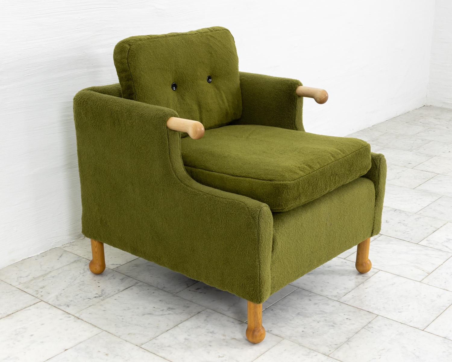 https://a.1stdibscdn.com/mabel-club-chair-bddw-fabric-250-with-natural-maple-arms-and-feet-for-sale-picture-2/f_109012/f_495181221775237104908/25080103_2_master.jpg