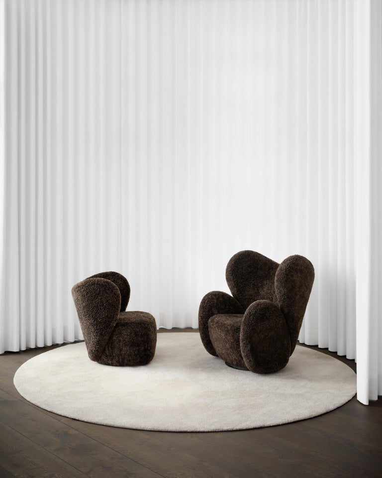 https://a.1stdibscdn.com/little-big-chair-swivel-armchair-in-sheepskin-moonlight-by-norr11-for-sale-picture-15/f_31233/f_334393721768916858076/250821_Big_Big_Chair_Little_Big_Chair_NORR11_002_master.jpg?width=768