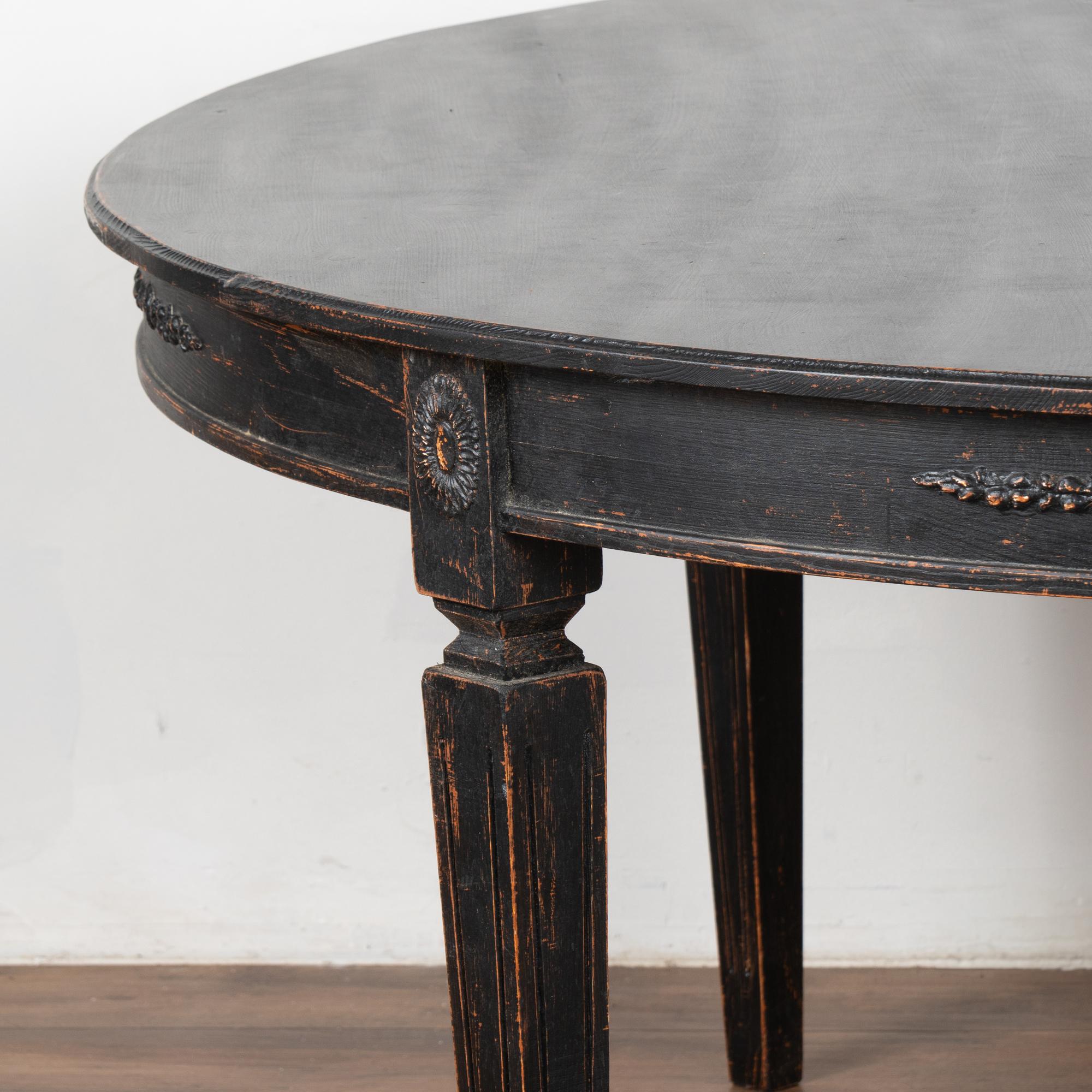 https://a.1stdibscdn.com/large-round-swedish-black-dining-table-reproduction-for-sale-picture-5/f_9236/f_417529221727983320040/25926_004_master.jpg