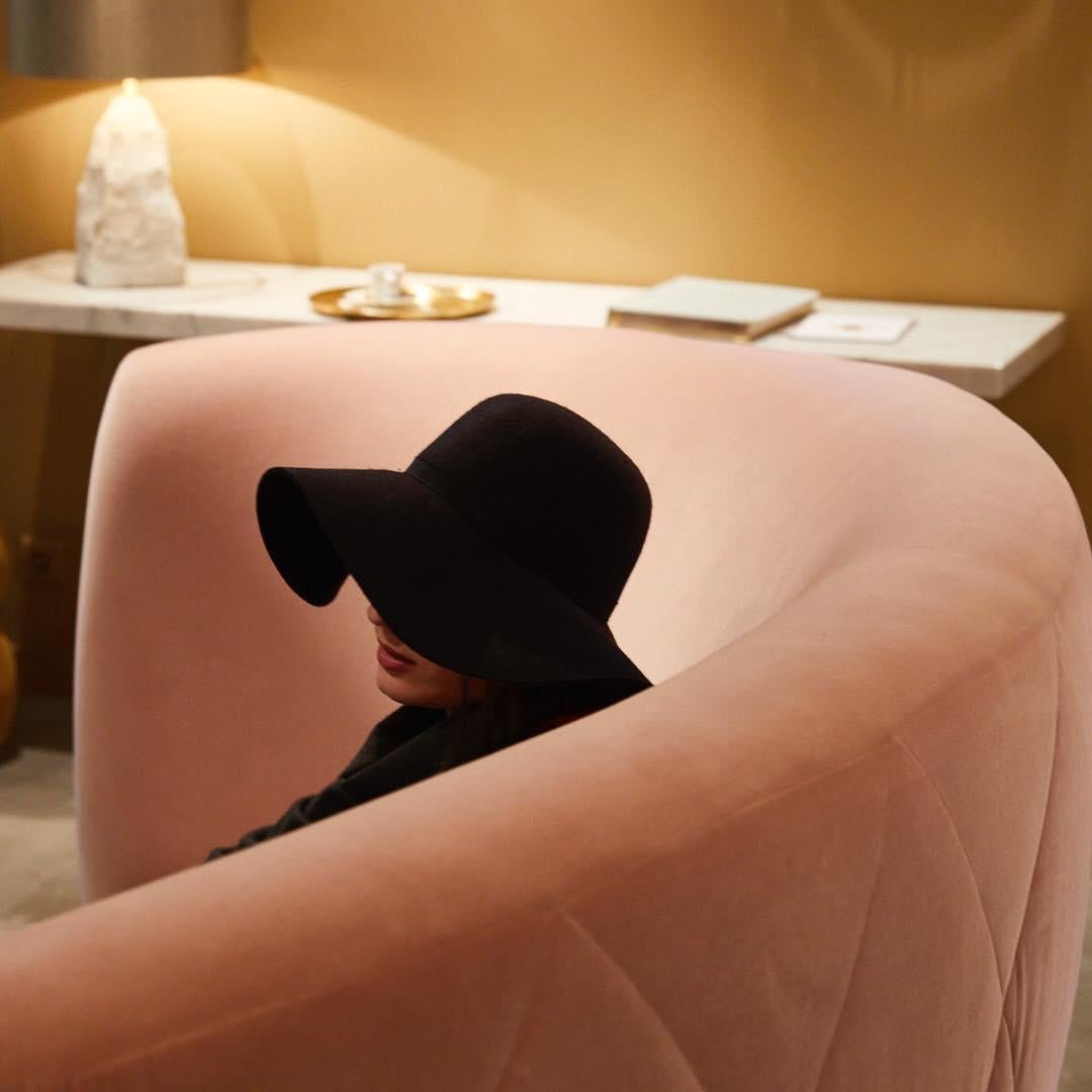 https://a.1stdibscdn.com/contemporary-sculptural-velvet-sofa-with-high-curved-back-for-sale-picture-13/f_27693/f_490803521772694527926/27021811_2033442430004314_4228080456519875963_o_master.jpg