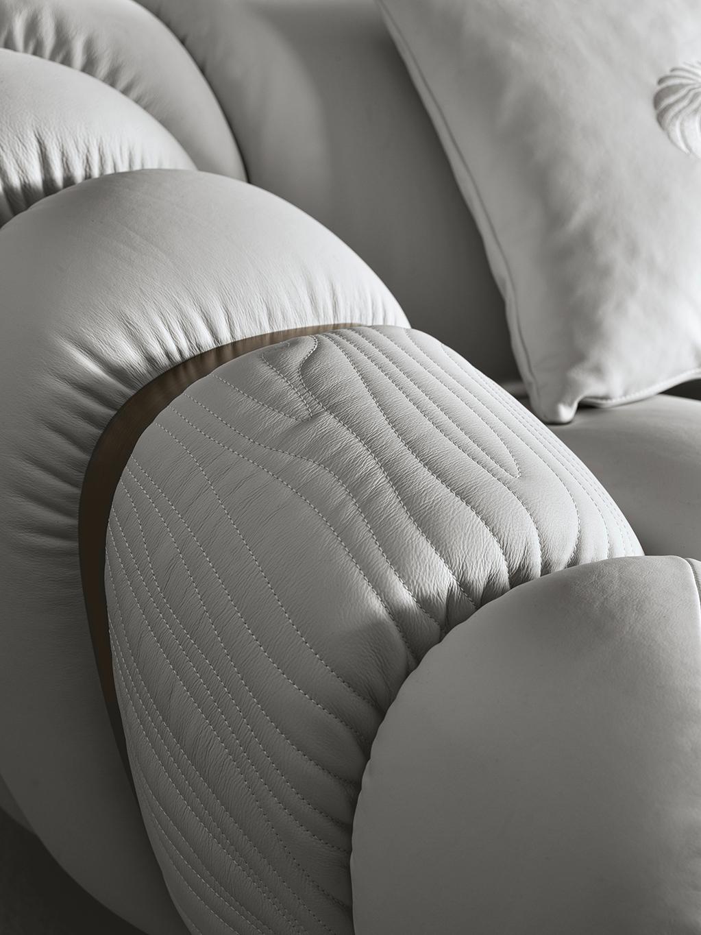https://a.1stdibscdn.com/giorgio-collection-tresor-italian-leather-curved-sofa-for-sale-picture-11/f_45442/f_401396121718636029548/27_02_24_10036_master.jpg