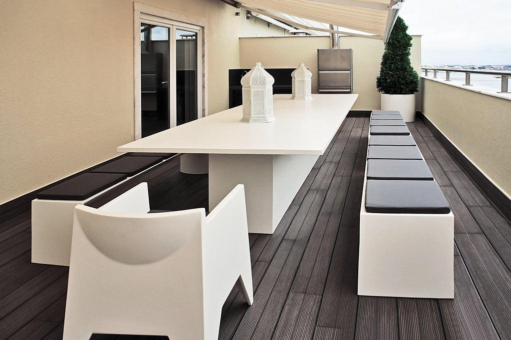 https://a.1stdibscdn.com/contemporary-style-dining-table-for-outdoor-use-matte-white-for-sale-picture-2/f_27693/f_233817421618432335833/28616631_857962651054984_5428715223437374064_o_master.jpg