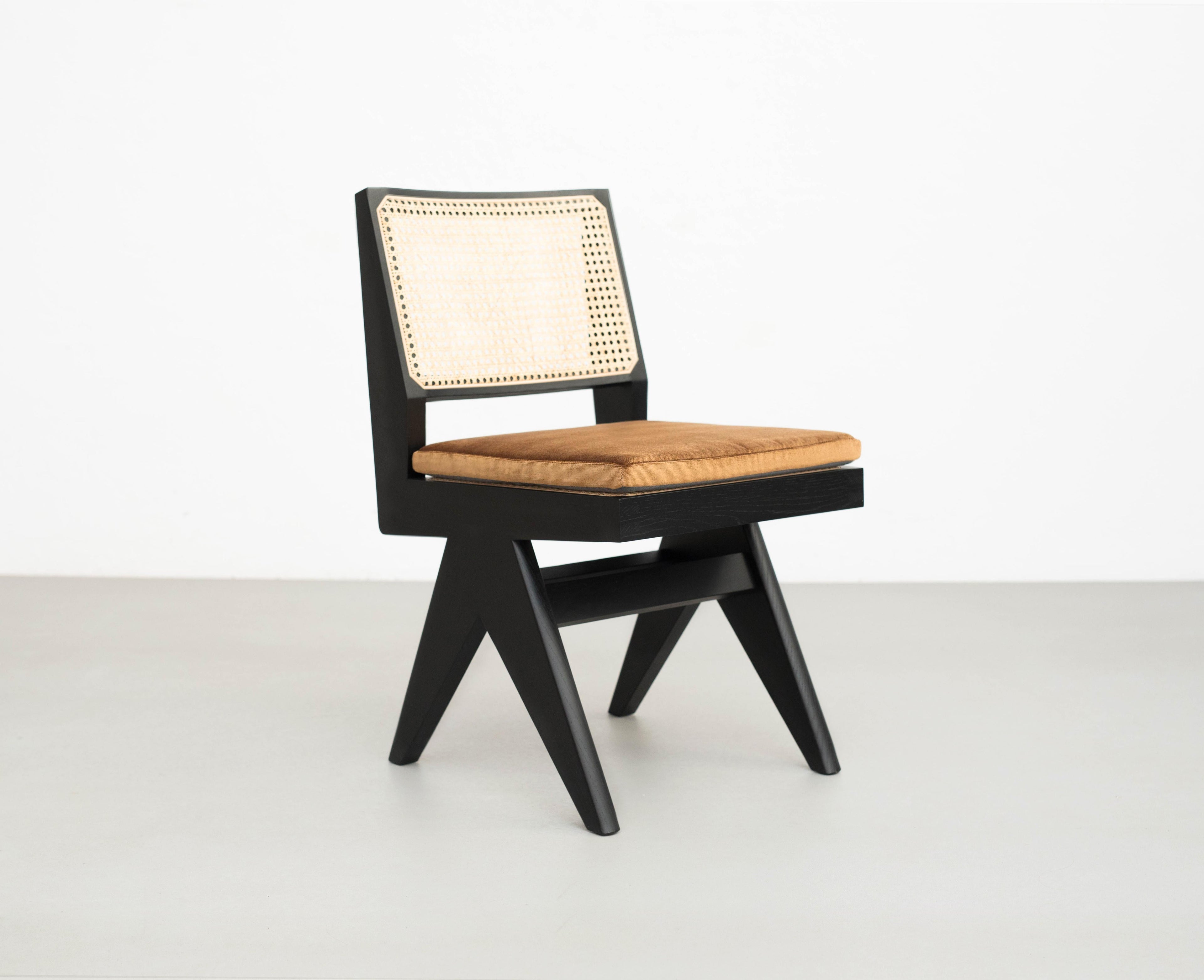 https://a.1stdibscdn.com/pierre-jeanneret-055-capitol-complex-chair-with-cushion-by-cassina-for-sale-picture-3/f_14272/f_435519621739027810378/286A4854_2_master.jpg