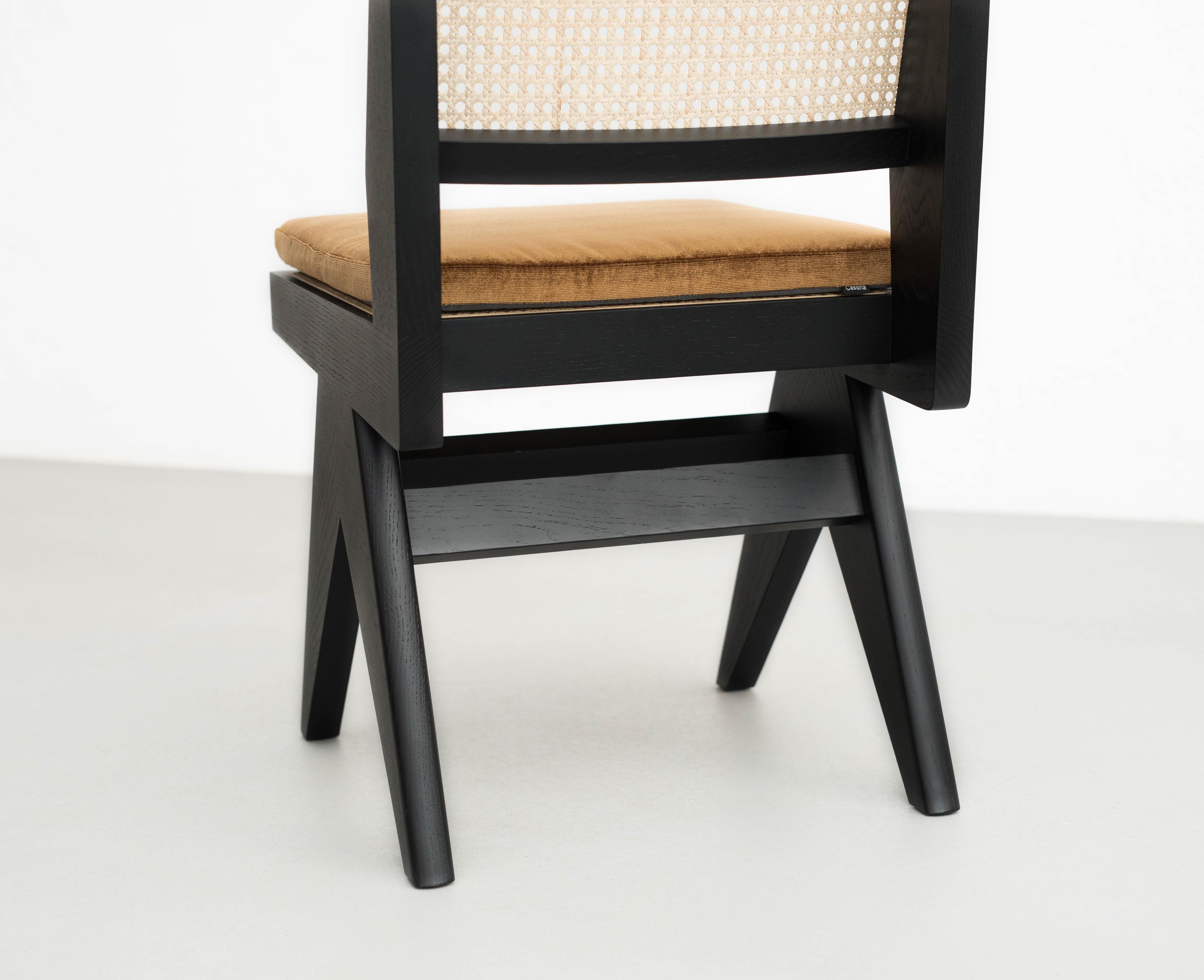 https://a.1stdibscdn.com/pierre-jeanneret-055-capitol-complex-chair-with-cushion-by-cassina-for-sale-picture-7/f_14272/f_435519621739027815002/286A4878_master.jpg