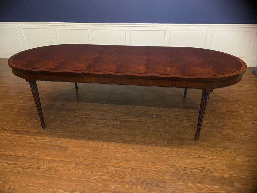 https://a.1stdibscdn.com/sheraton-style-oval-mahogany-four-leg-dining-table-for-sale-picture-6/f_44162/f_319821621672363856190/28CEA0A7_1387_4891_BE93_56A7DE909D51_master.jpeg