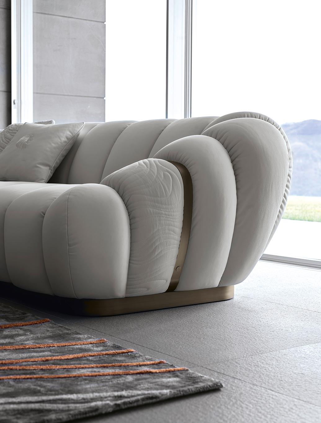 https://a.1stdibscdn.com/giorgio-collection-italian-upholstered-curved-sofa-for-sale-picture-8/f_45442/f_401396121718135946269/28_02_24_10220_master.jpg