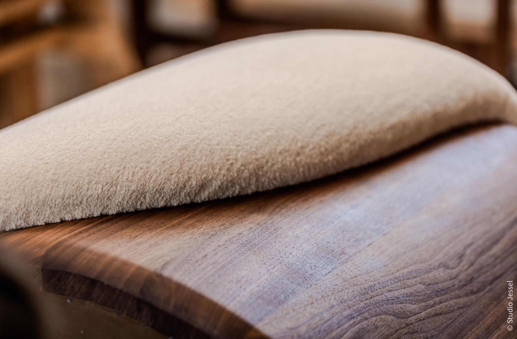 https://a.1stdibscdn.com/bruder-snow-armchair-by-guillaume-chevalier-for-sale-picture-2/f_12192/f_423599521731949546187/2_Ecume_armchair_Guillaume_Chevalier_HD__master.jpg