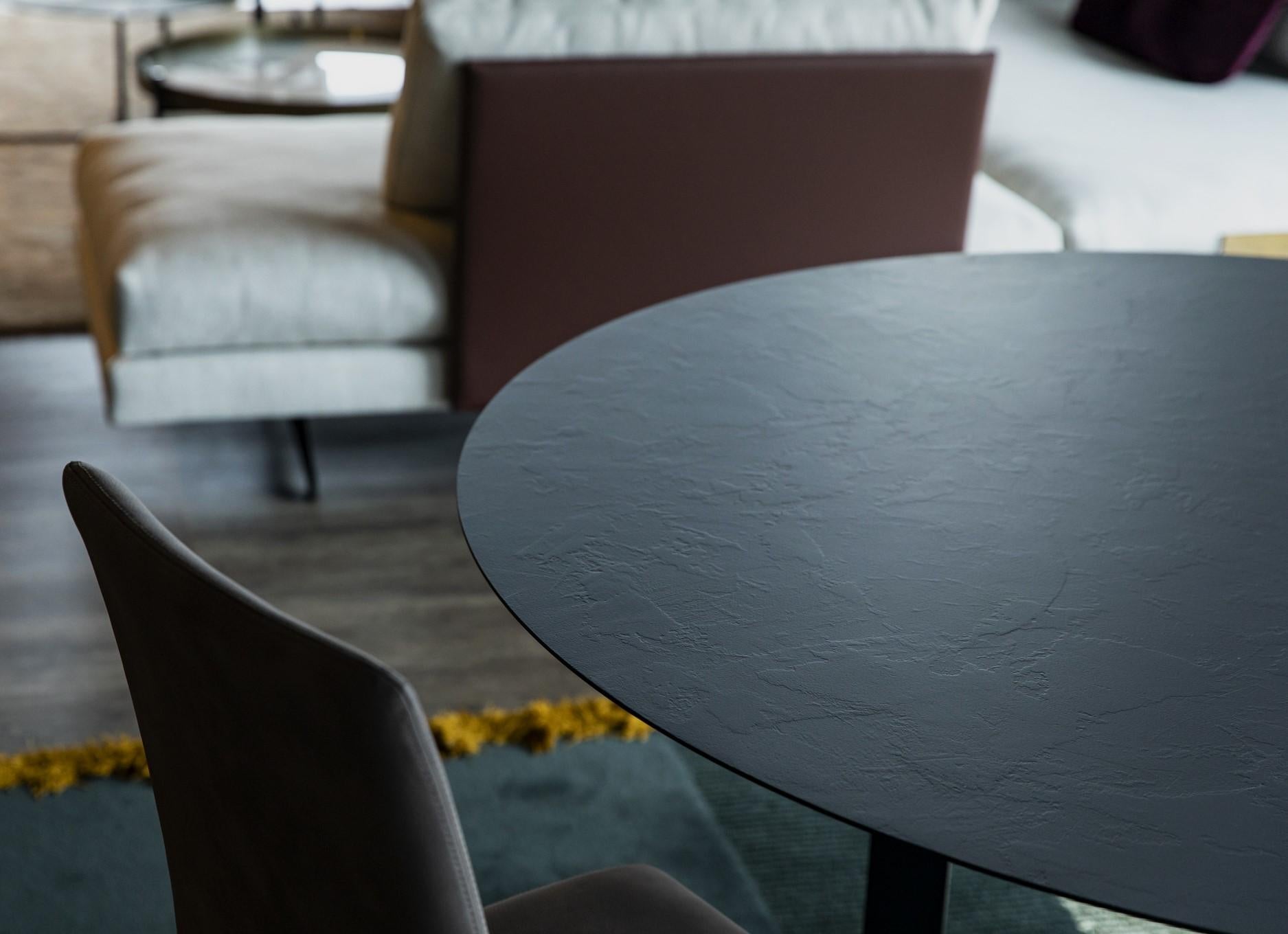https://a.1stdibscdn.com/stone-dark-brown-settanta-round-dining-table-by-disain1971-for-sale-picture-6/f_12192/f_481019321766592750651/2_SETTANTA_1400_Nero_Tavolo_Tondo_Dining_Table_details_Disain1971_master.jpg