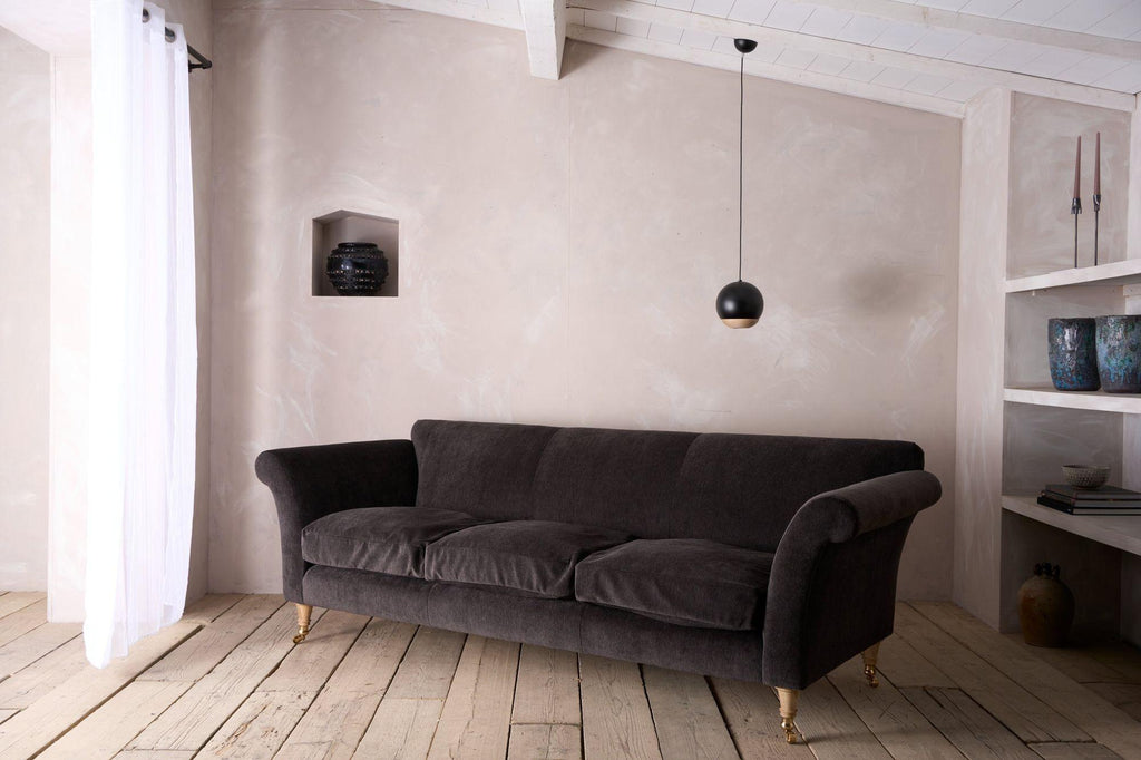 https://a.1stdibscdn.com/the-roskrow-sofa-for-sale-picture-2/f_68092/f_404216221719852533052/2_TRIALBEDROOM6105_master.jpeg