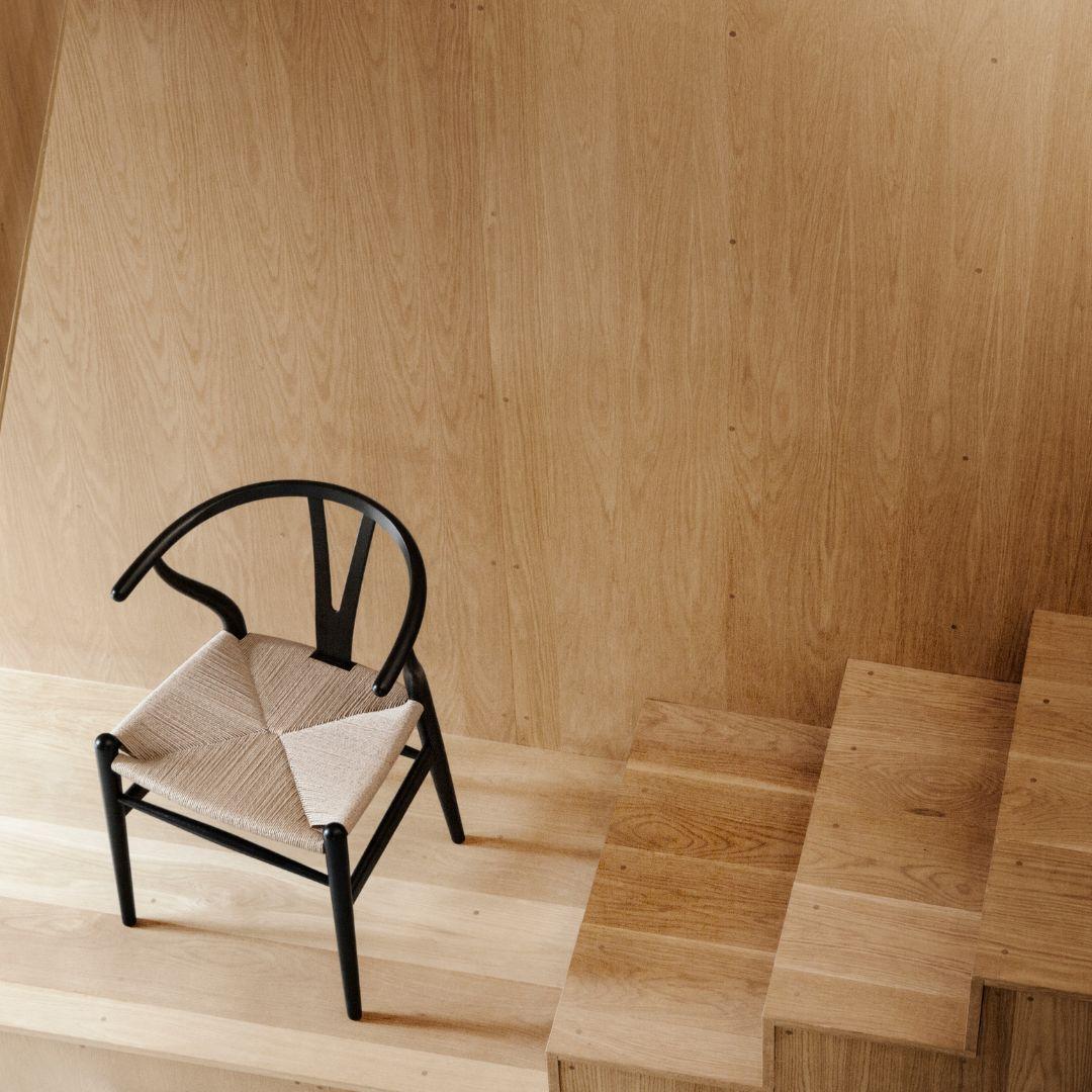 https://a.1stdibscdn.com/hans-j-wegner-ch24-wishbone-chair-in-oak-black-paint-for-carl-hansen-son-for-sale-picture-3/f_14472/f_317020921670876033052/2_copy_master.jpg