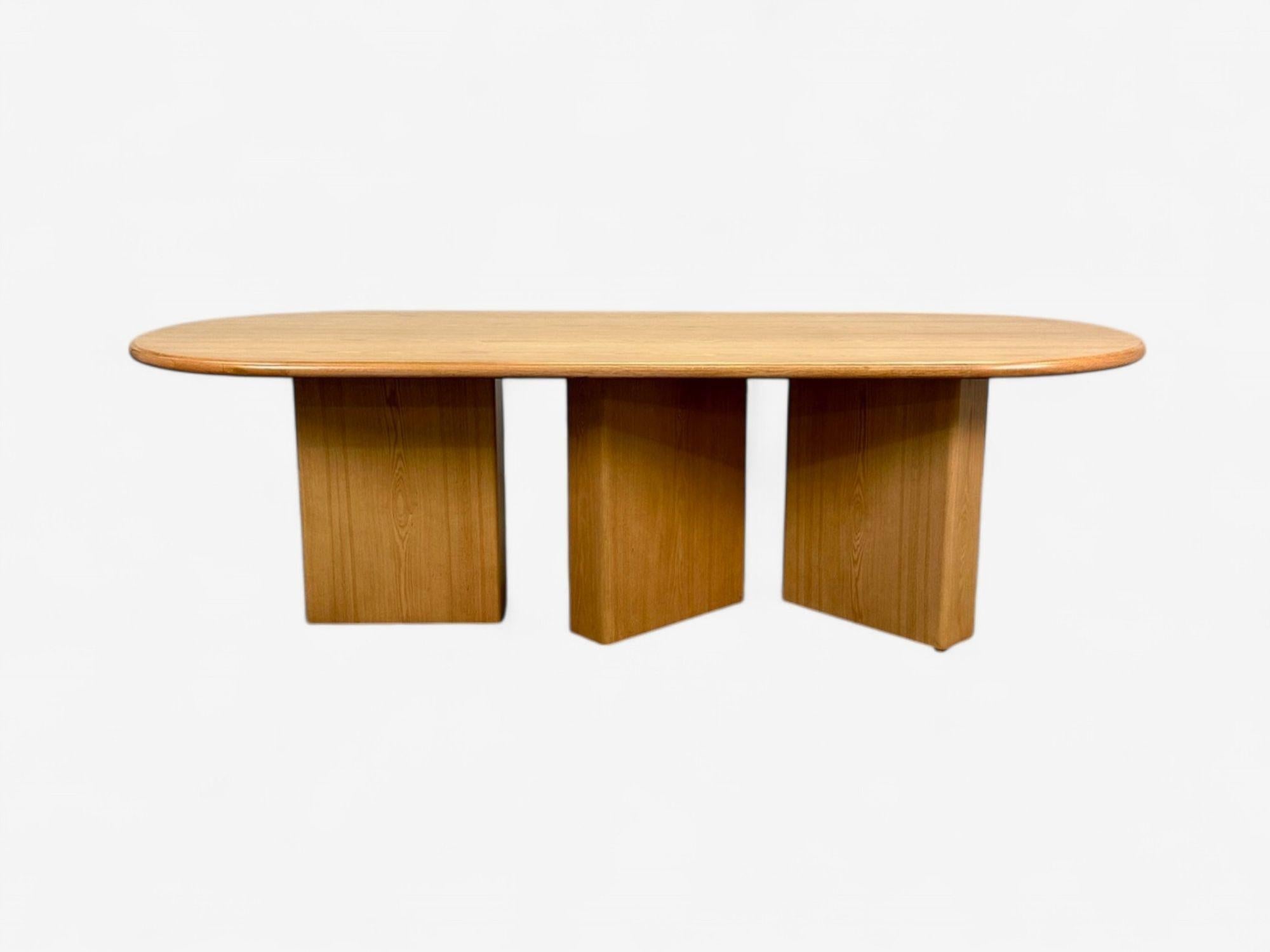 https://a.1stdibscdn.com/organic-modern-solid-oak-handcrafted-pedestal-oval-dining-table-21st-c-for-sale-picture-3/f_8632/f_462275621754942086604/2_ecm_4614_IMAGE_1684544641759_1684544650763_1_fullGallery_1737657028640_IMG_7835_Photoroom_master.jpeg