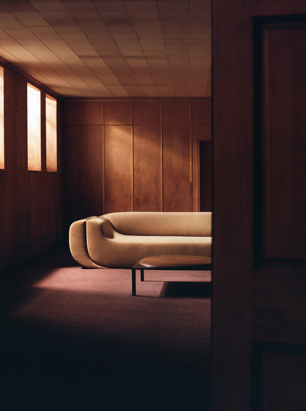 https://a.1stdibscdn.com/linea-sofa-com-upholstered-with-walnut-detail-by-estudio-persona-for-sale-picture-3/f_23783/f_315333321730935275957/2_master.jpg