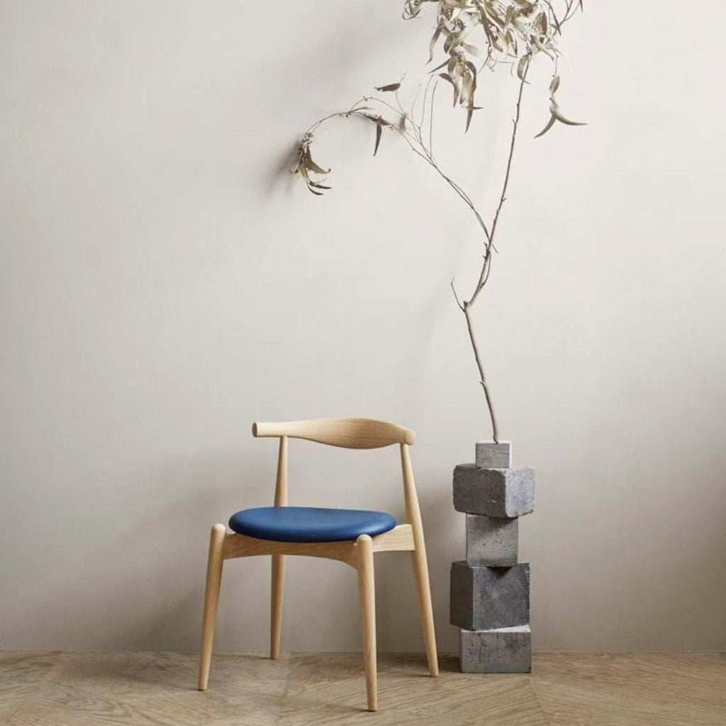 https://a.1stdibscdn.com/hans-j-wegner-ch20-chair-in-oak-leather-and-soap-for-carl-hansen-son-for-sale-picture-7/f_14472/f_438177321740618385704/2_master.jpg