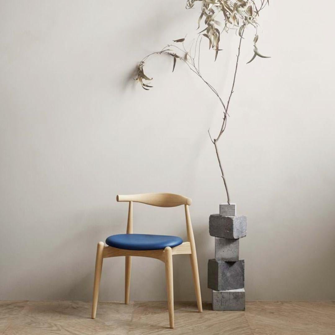 https://a.1stdibscdn.com/hans-j-wegner-ch20-chair-in-oak-leather-and-soap-for-carl-hansen-son-for-sale-picture-7/f_14472/f_438177321740618385704/2_master.jpg