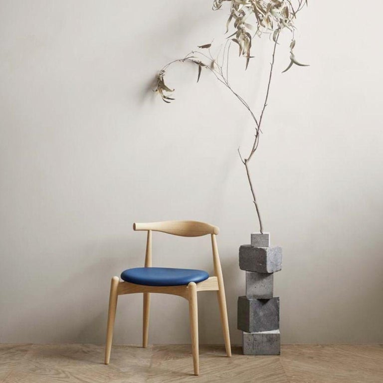 https://a.1stdibscdn.com/hans-j-wegner-ch20-chair-in-oak-black-leather-and-oil-for-carl-hansen-son-for-sale-picture-10/f_14472/f_316338121670435674403/2_master.jpg?width=768