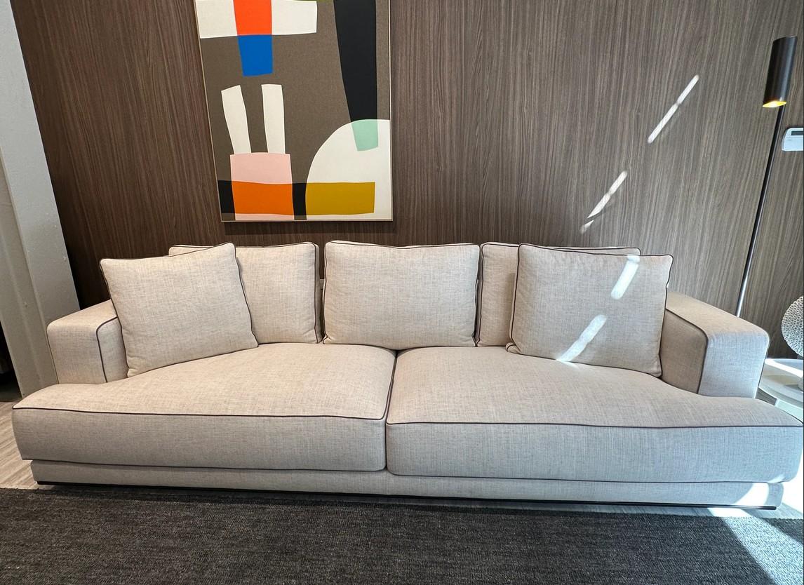 https://a.1stdibscdn.com/moltenic-augusto-sofa-for-sale-picture-3/f_27783/f_493113021774034101365/2_master.jpg