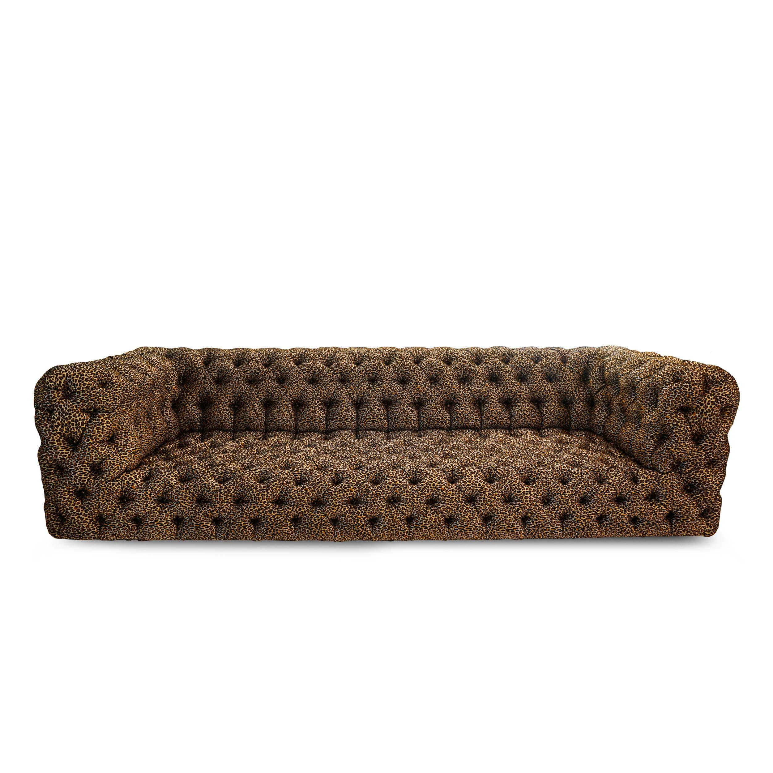 https://a.1stdibscdn.com/tufted-leopard-print-sofa-for-sale-picture-6/f_21233/1621350920149/2_master.jpg