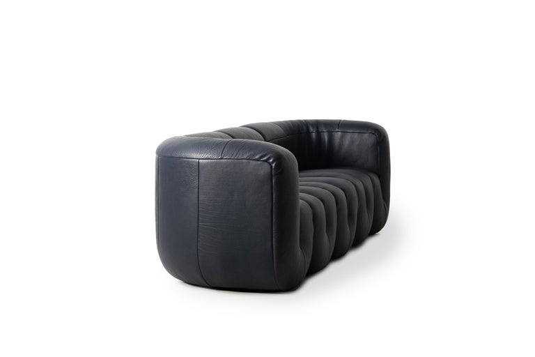 https://a.1stdibscdn.com/de-sede-ds-707-sofa-in-black-club-leather-upholstery-by-philippe-malouin-for-sale-picture-2/22569652/f_324041421674629343530/2_master.jpg?width=768