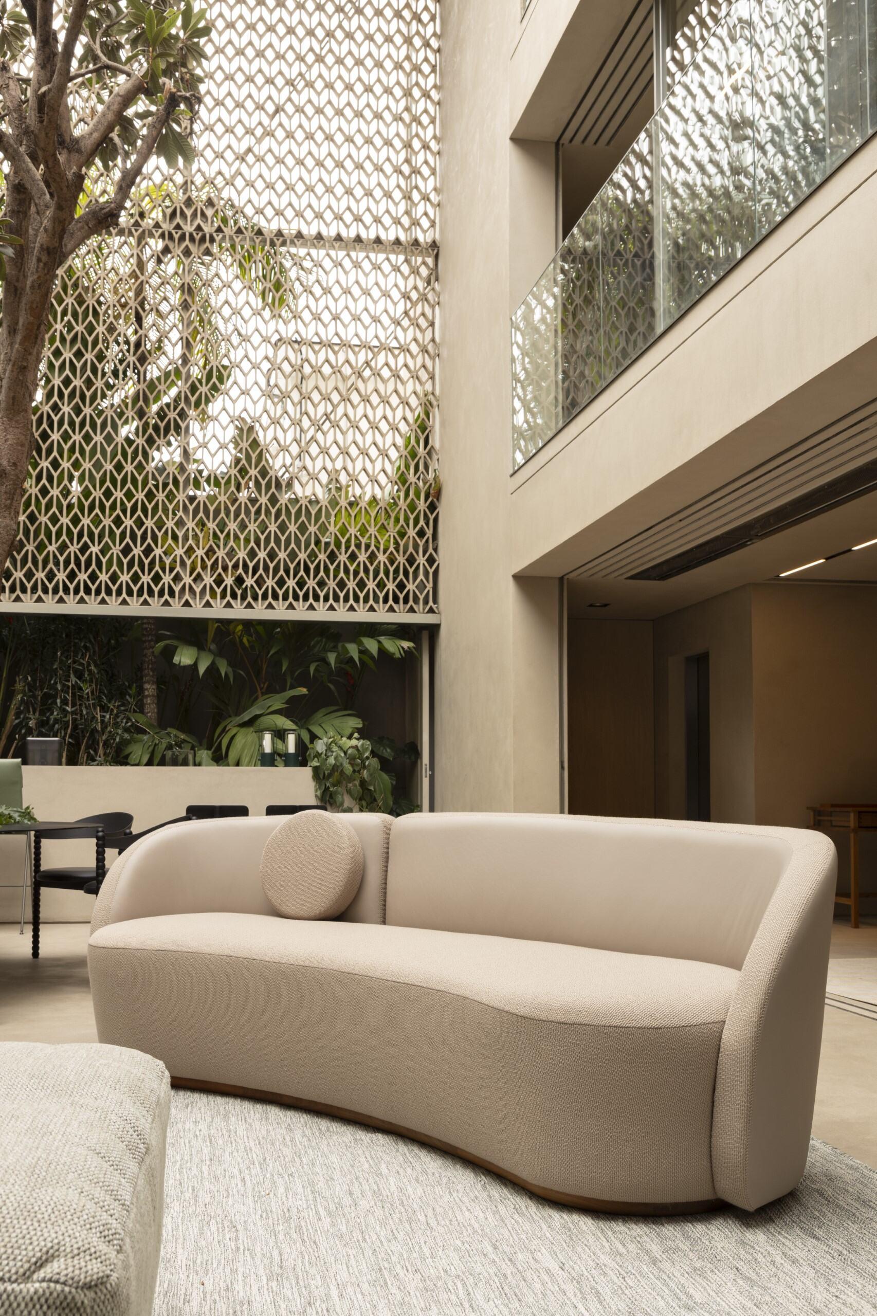 https://a.1stdibscdn.com/palato-sofa-by-marilia-pellegrini-contemporary-design-with-organic-forms-for-sale-picture-6/f_104502/f_451245821748637297759/2f58ff98_c0c9_4a39_ba9b_c22e485f0f6a_master.jpg