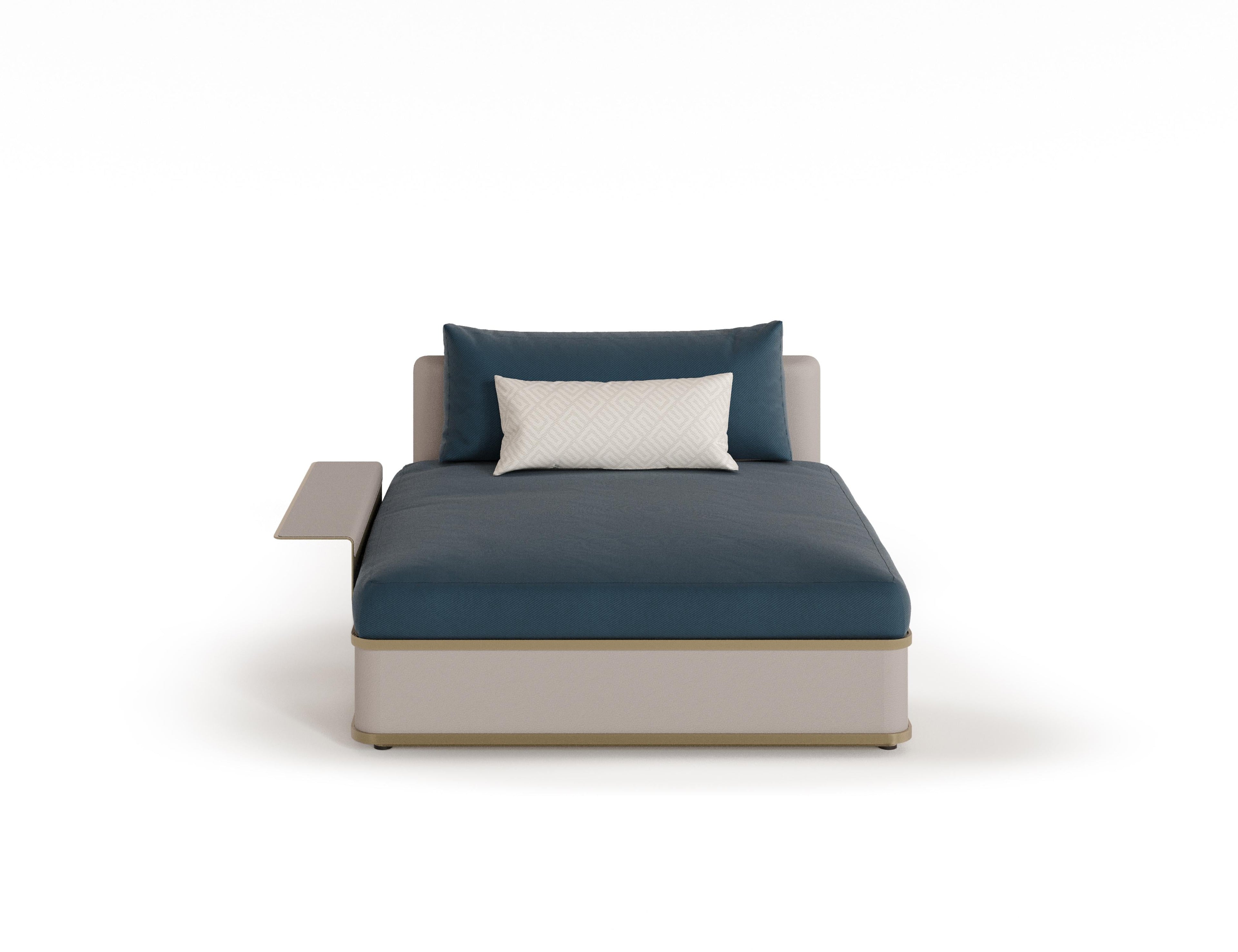 https://a.1stdibscdn.com/modular-outdoor-sofa-with-white-frame-and-navy-accents-for-sale-picture-7/f_56702/f_425067921773747788967/300d_0000s_0024_blue_archi_d_front_front_Post_copy_master.jpg