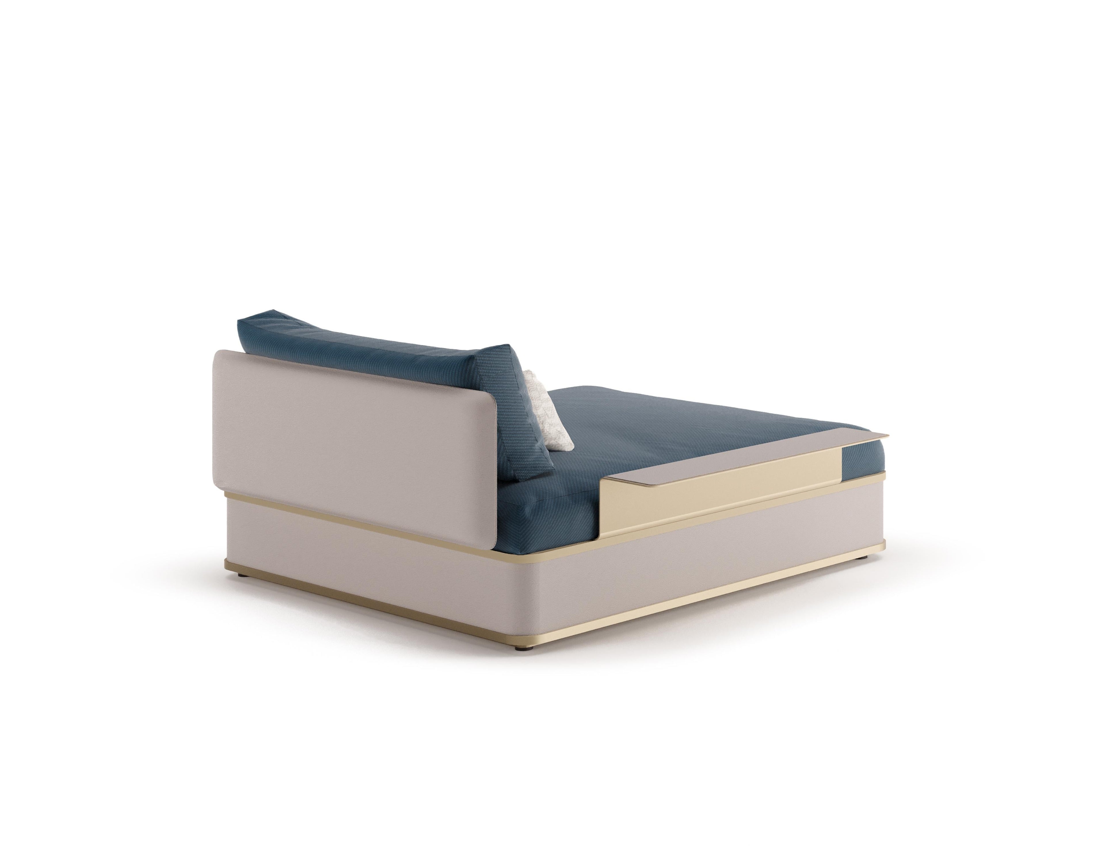 https://a.1stdibscdn.com/modular-outdoor-sofa-with-white-frame-and-navy-accents-for-sale-picture-6/f_56702/f_425067921773747788879/300d_0000s_0025_blue_archi_d_back_Postcopy_master.jpg