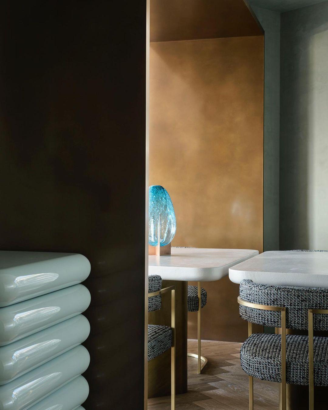 https://a.1stdibscdn.com/julius-small-chair-in-light-bronze-by-duistt-for-sale-picture-4/f_63222/f_407659721721812305564/315112577_698886144993933_2021725144291717016_n_master.jpg