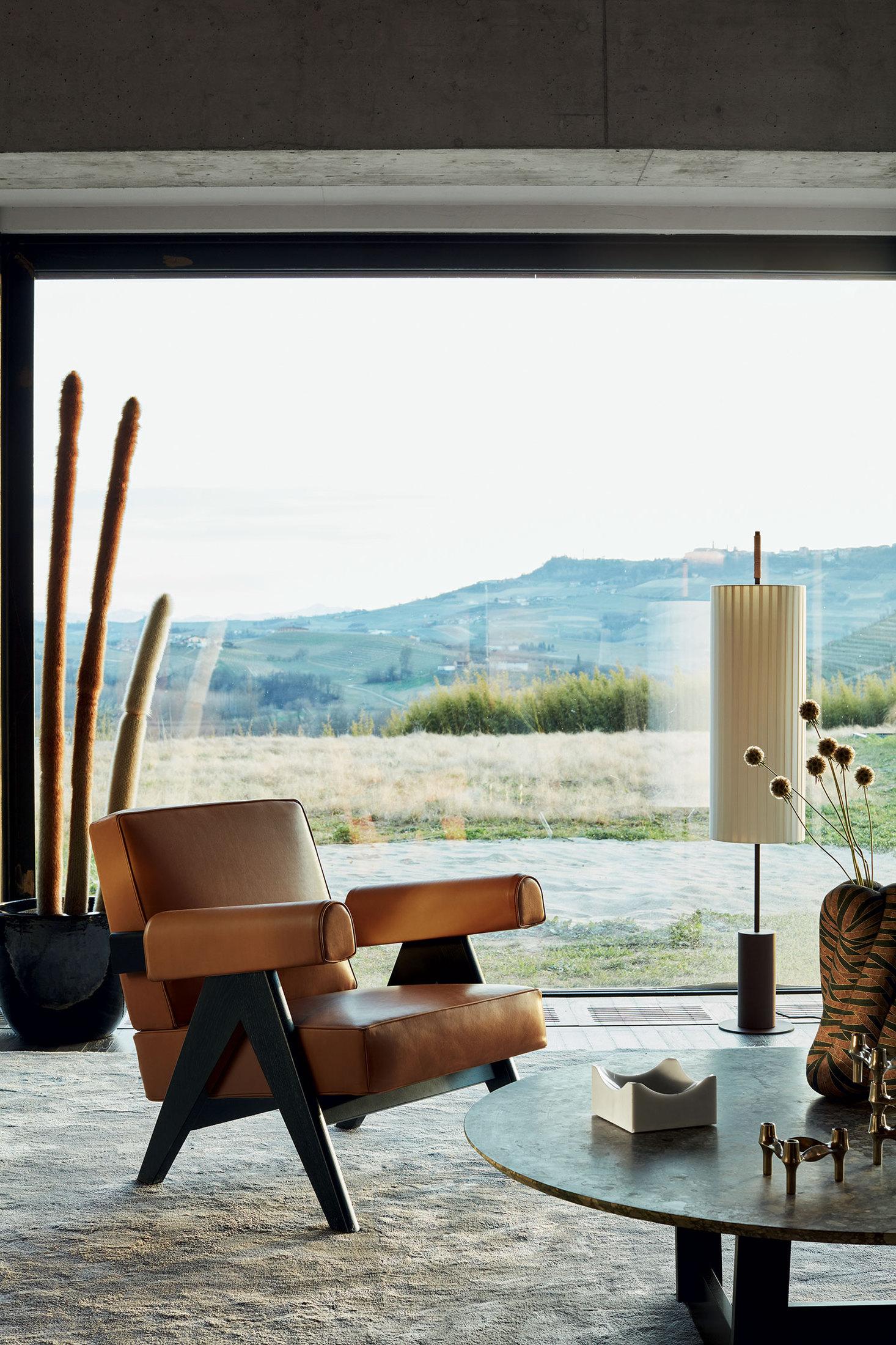 https://a.1stdibscdn.com/pair-of-pierre-je-for-sale-picture-5/f_15912/f_293556821656520397195/3588_ambientata_poltrone_catalogo_living_collection_2019_dining_collection_2019_the_cassina_perspective_brochure_053_capitol_complex_armchair_depasquale_maffini_legno_rovere_tinto_nero_pelle_naturale_zz_13z360_naturale_084_intouch_grigio_gh_master.jpg