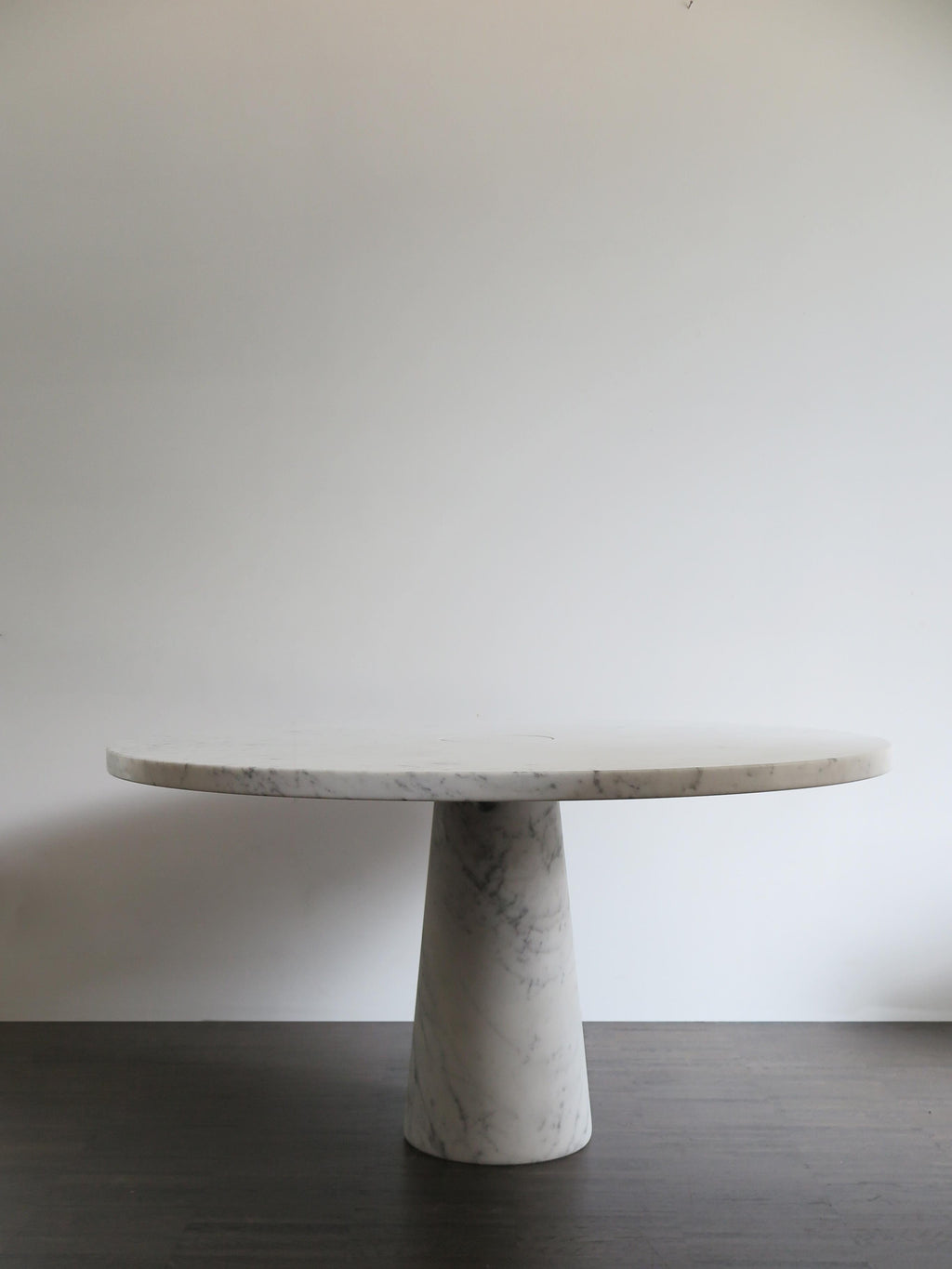 https://a.1stdibscdn.com/angelo-mangiarotti-for-agapecasa-italian-eros-white-carrara-marble-table-for-sale-picture-4/f_33883/f_285664121651930641905/3722_Angelo_Mangiarotti_Agape_Casa_tavolo_Eros_a_master.JPG