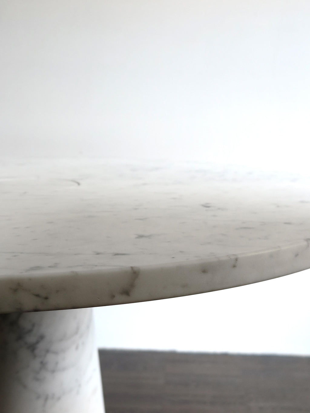 https://a.1stdibscdn.com/angelo-mangiarotti-for-agapecasa-italian-eros-white-carrara-marble-table-for-sale-picture-8/f_33883/f_285664121651930644401/3722_Angelo_Mangiarotti_Agape_Casa_tavolo_Eros_c_master.JPG
