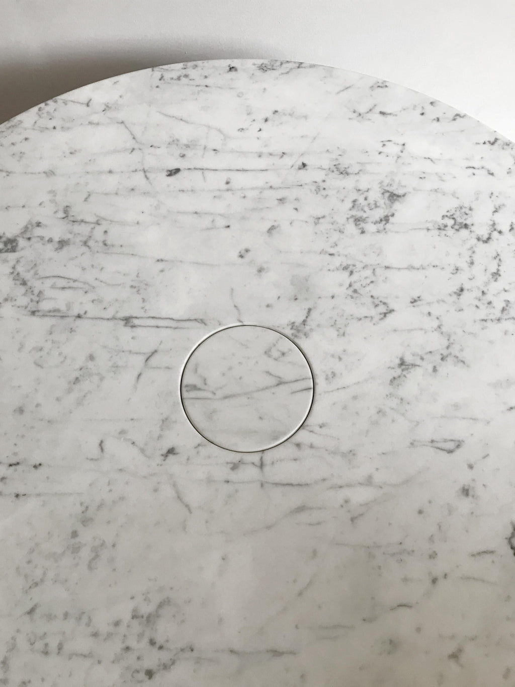 https://a.1stdibscdn.com/angelo-mangiarotti-for-agapecasa-italian-eros-white-carrara-marble-table-for-sale-picture-7/f_33883/f_285664121651930658944/3722_Angelo_Mangiarotti_Agape_Casa_tavolo_Eros_f_master.jpg