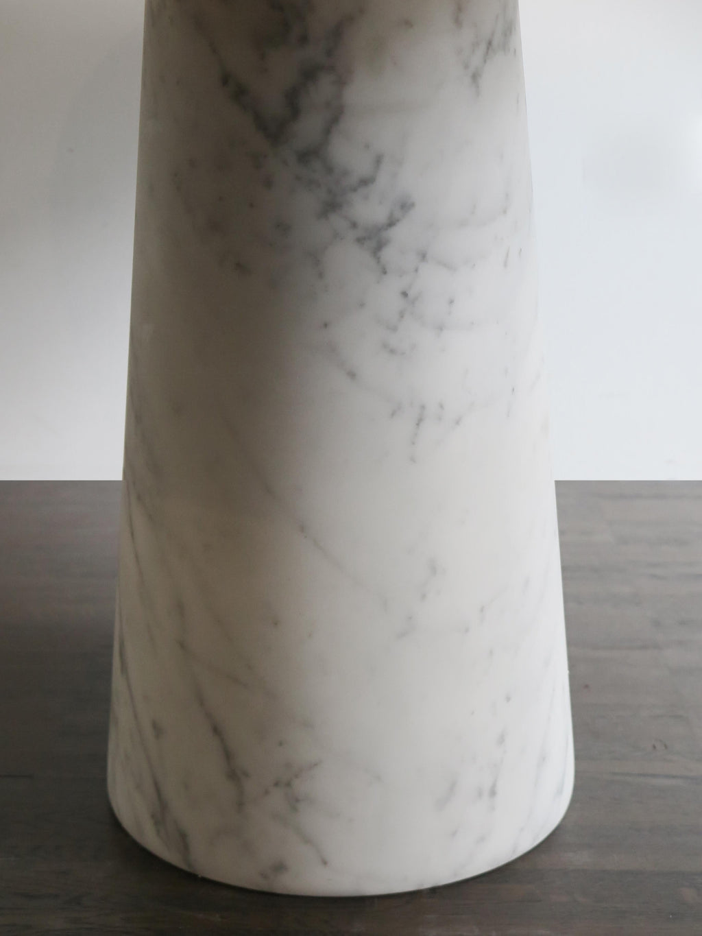 https://a.1stdibscdn.com/angelo-mangiarotti-for-agapecasa-italian-eros-white-carrara-marble-table-for-sale-picture-10/f_33883/f_285664121651930659179/3722_Angelo_Mangiarotti_Agape_Casa_tavolo_Eros_i_master.JPG