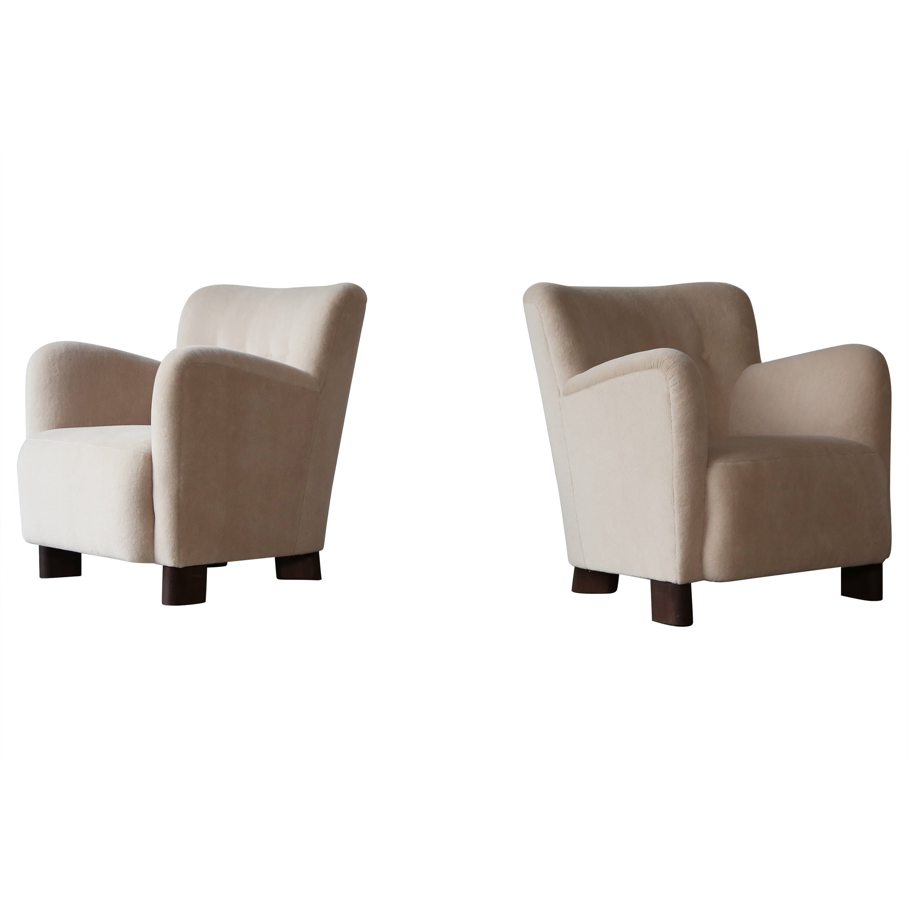 https://a.1stdibscdn.com/elegant-pair-of-lounge-chairs-upholstered-in-pure-alpaca-for-sale/1121189/f_375248021702476285709/37524802_datamatics.jpg