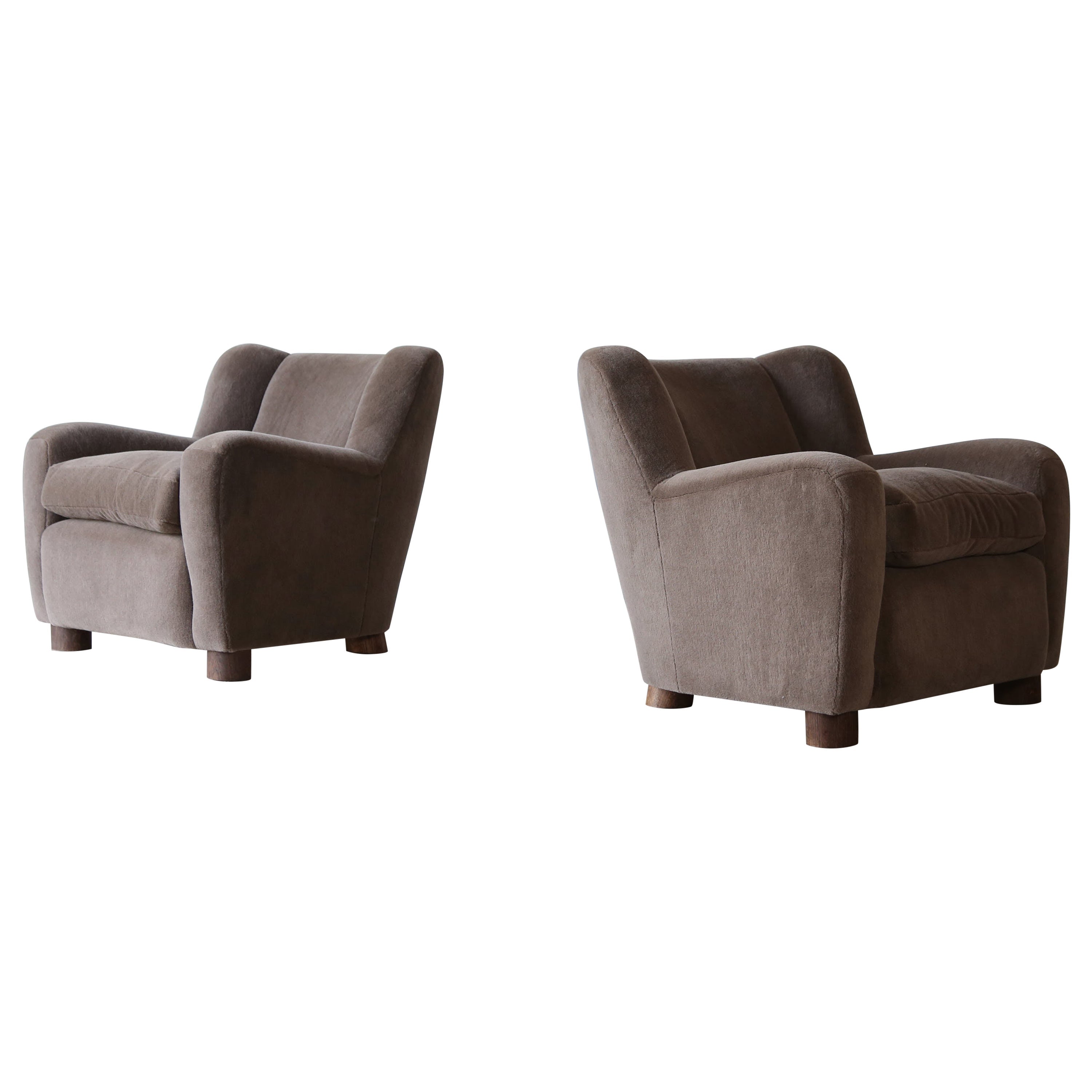 https://a.1stdibscdn.com/pair-of-armchairs-upholstered-in-pure-alpaca-for-sale/1121189/f_389101621711000047143/38910162_datamatics.jpg