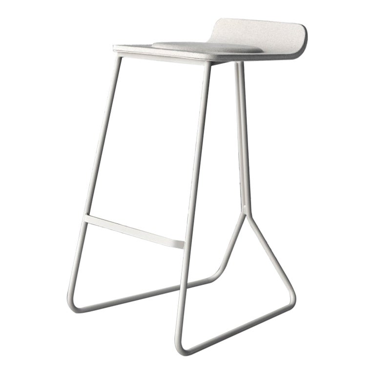 https://a.1stdibscdn.com/high-drops-bar-stool-by-doimo-brasil-for-sale/1121189/f_391464721712730400550/39146472_datamatics.jpg?width=768