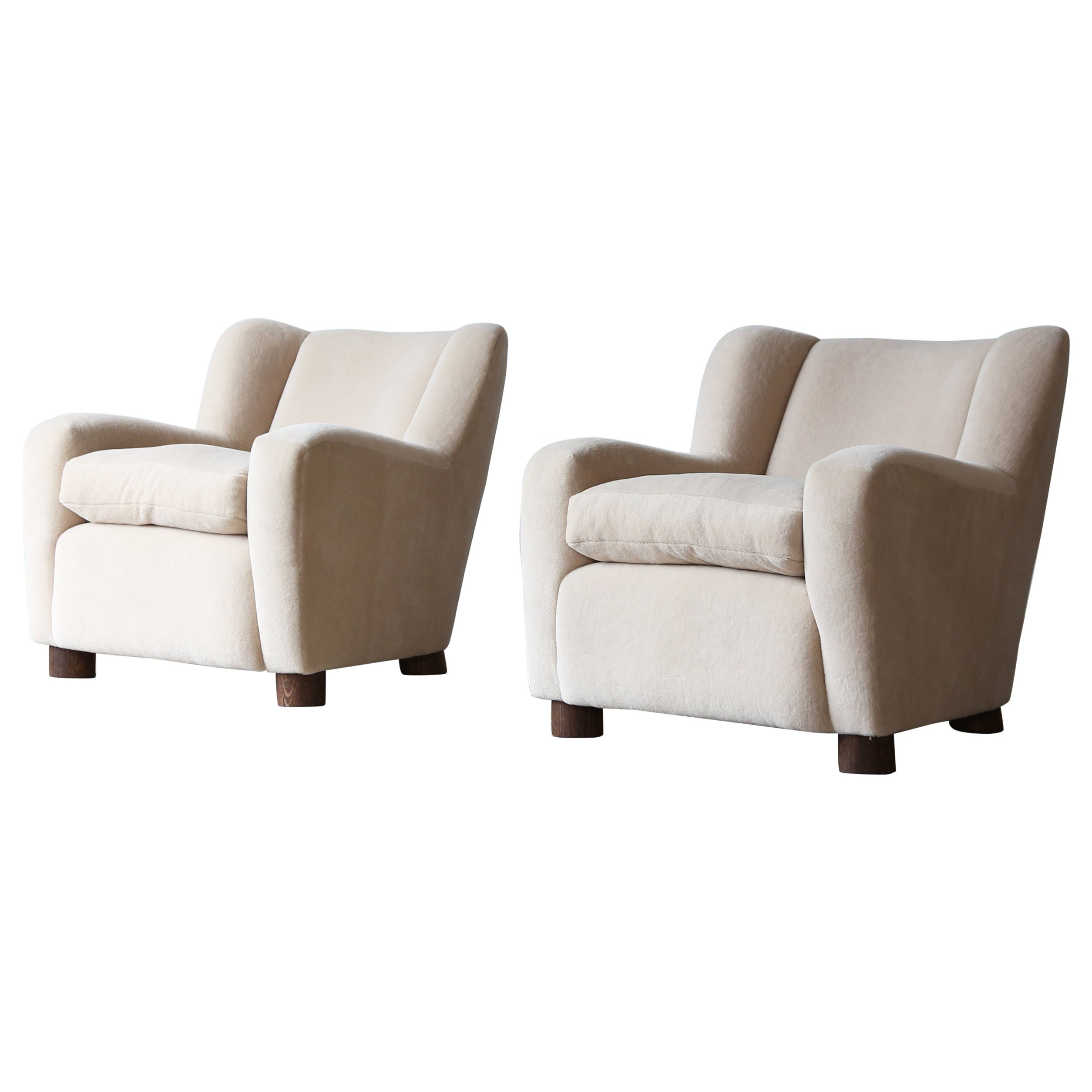 https://a.1stdibscdn.com/pair-of-armchairs-upholstered-in-pure-ivory-alpaca-for-sale/1121189/f_392533021713013189908/39253302_datamatics.jpg