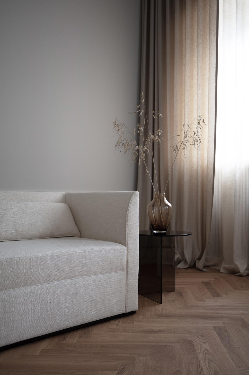 https://a.1stdibscdn.com/contemporary-sofa-femme-deep-3-seater-by-friendsfounders-in-white-linen-for-sale-picture-5/f_31233/f_446960321745402115570/3DAYS_24_11_master.jpg