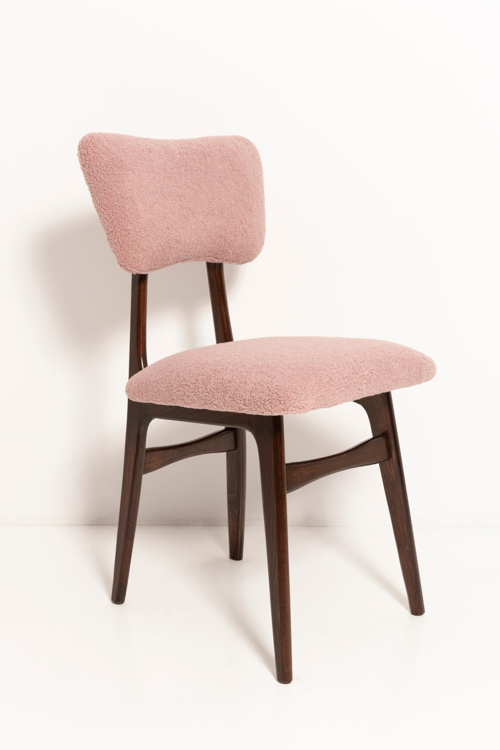 https://a.1stdibscdn.com/butterfly-dining-chair-pink-boucle-europe-for-sale-picture-2/f_34023/f_264612421639061822499/3U1A7157_master.jpg