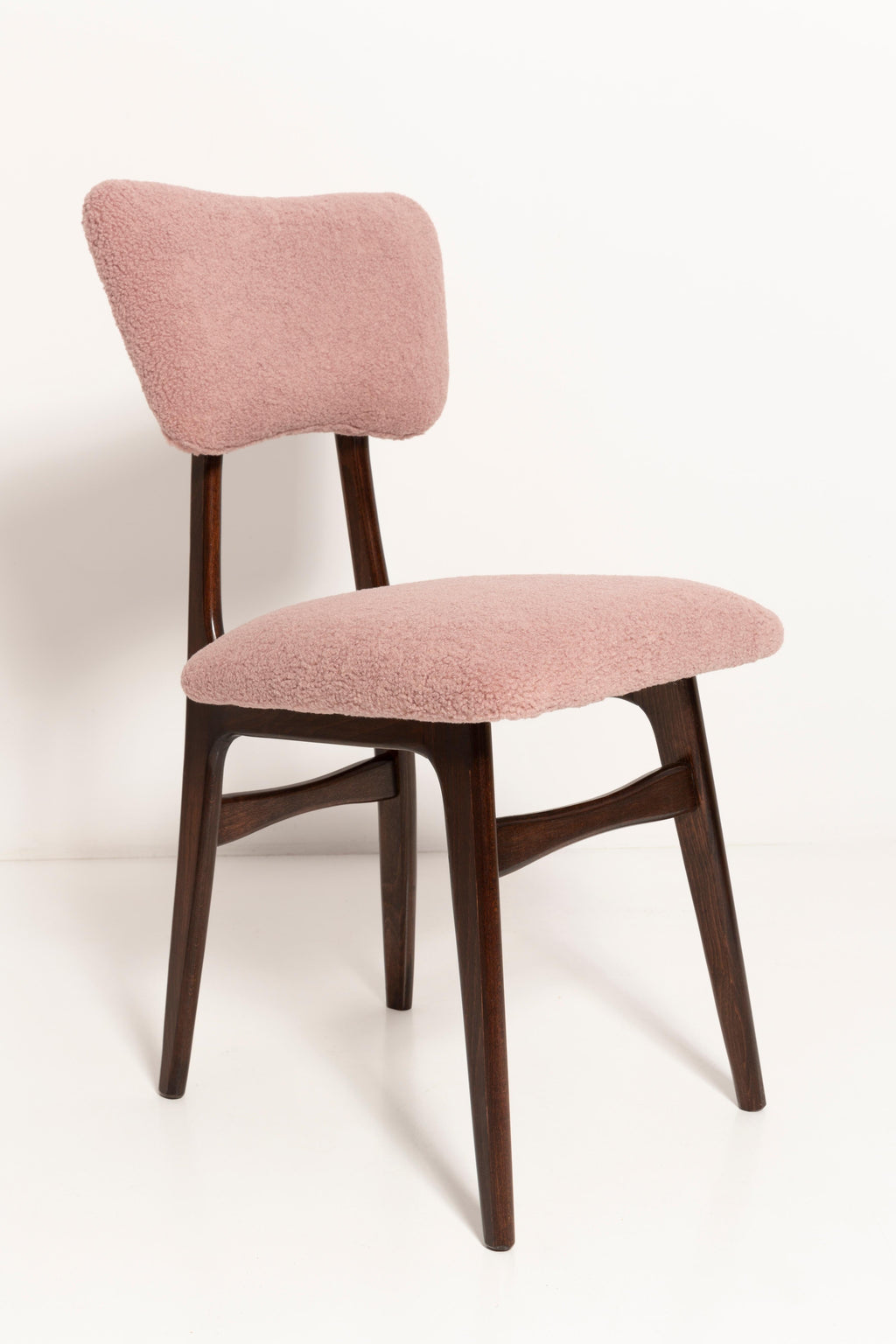 https://a.1stdibscdn.com/butterfly-dining-chair-pink-boucle-europe-for-sale-picture-3/f_34023/f_264612421639061839771/3U1A7159_master.jpg