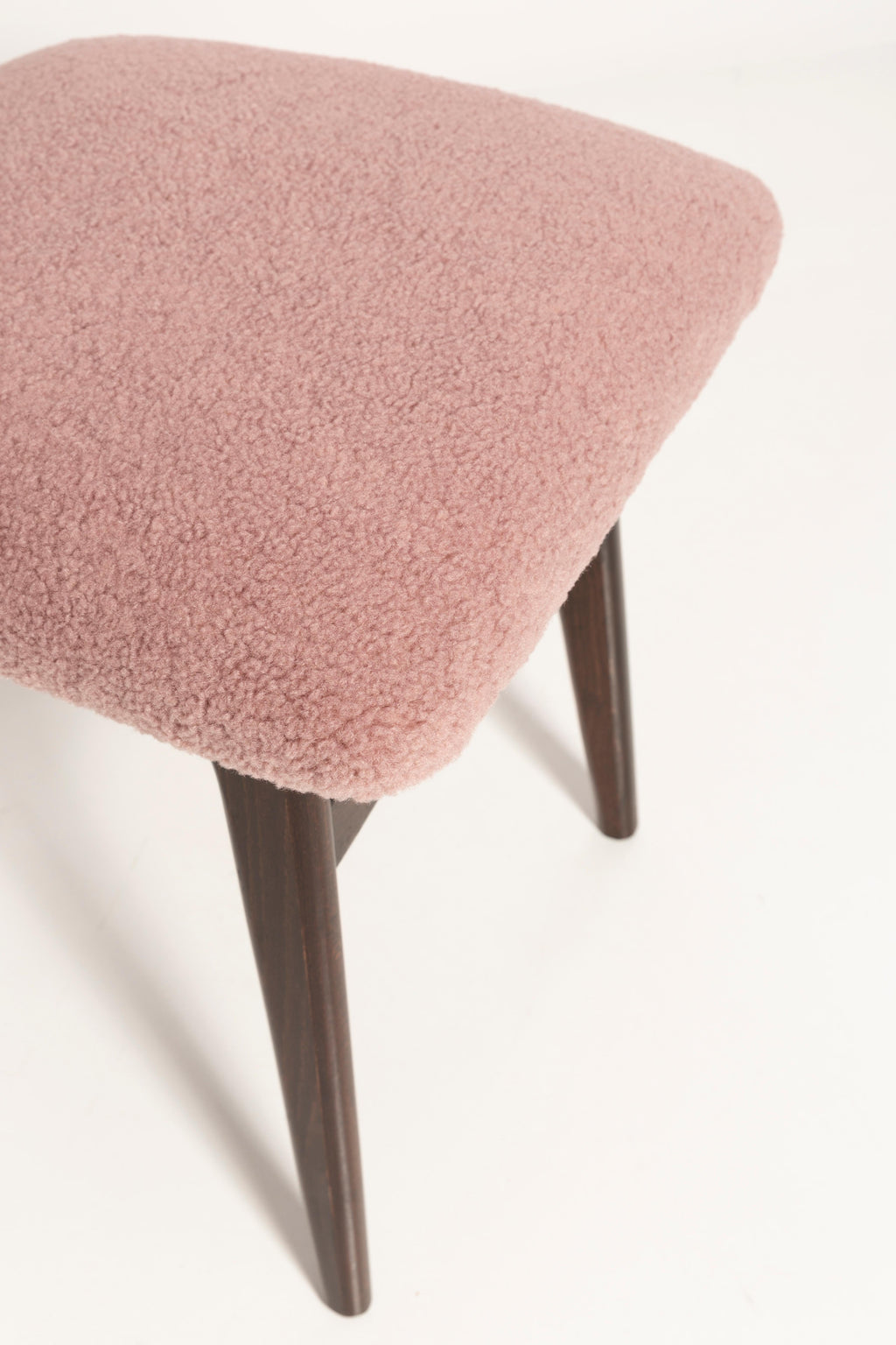 https://a.1stdibscdn.com/butterfly-dining-chair-pink-boucle-europe-for-sale-picture-6/f_34023/f_264612421639061872602/3U1A7162_master.jpg