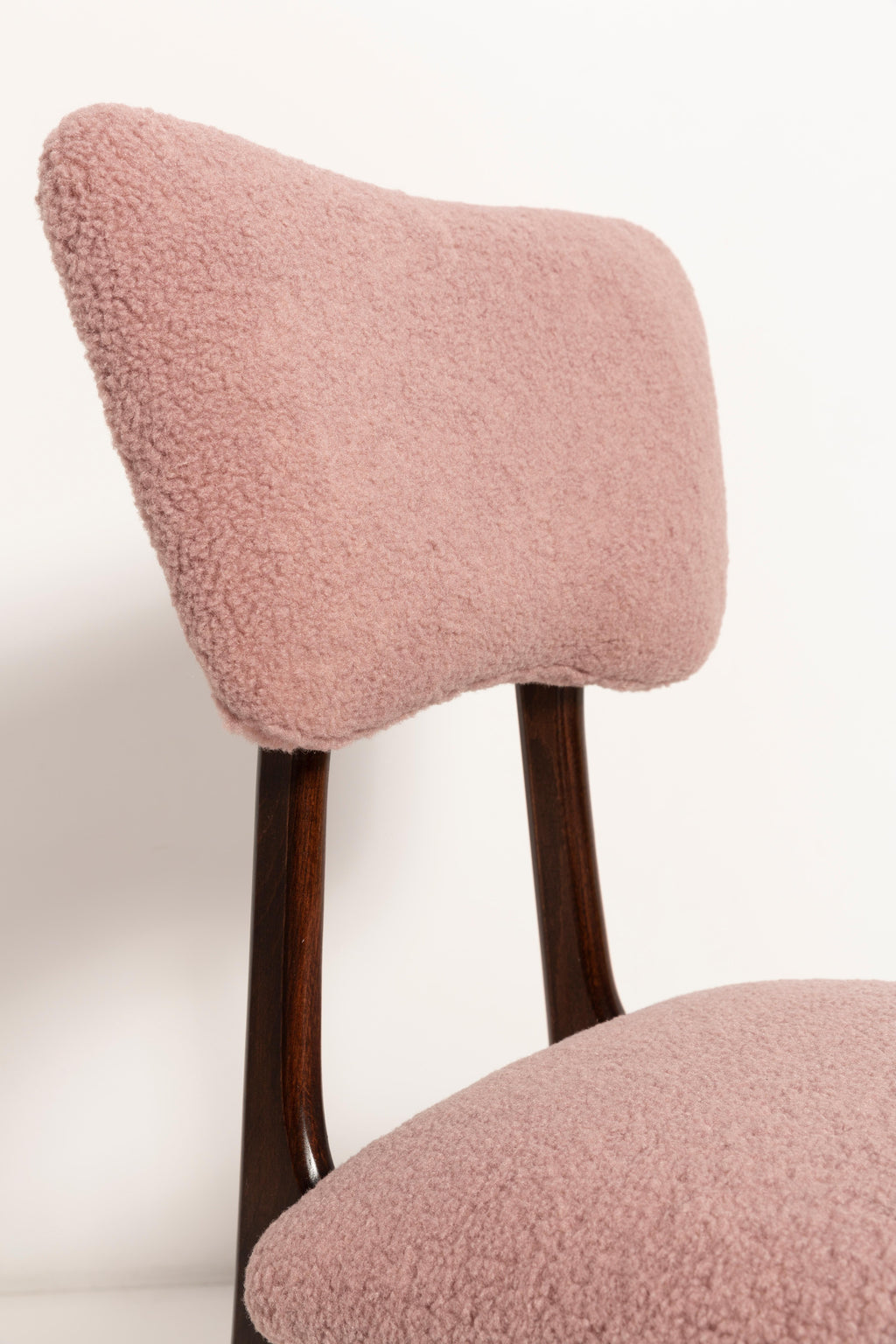 https://a.1stdibscdn.com/butterfly-dining-chair-pink-boucle-europe-for-sale-picture-7/f_34023/f_264612421639061929757/3U1A7163_master.jpg