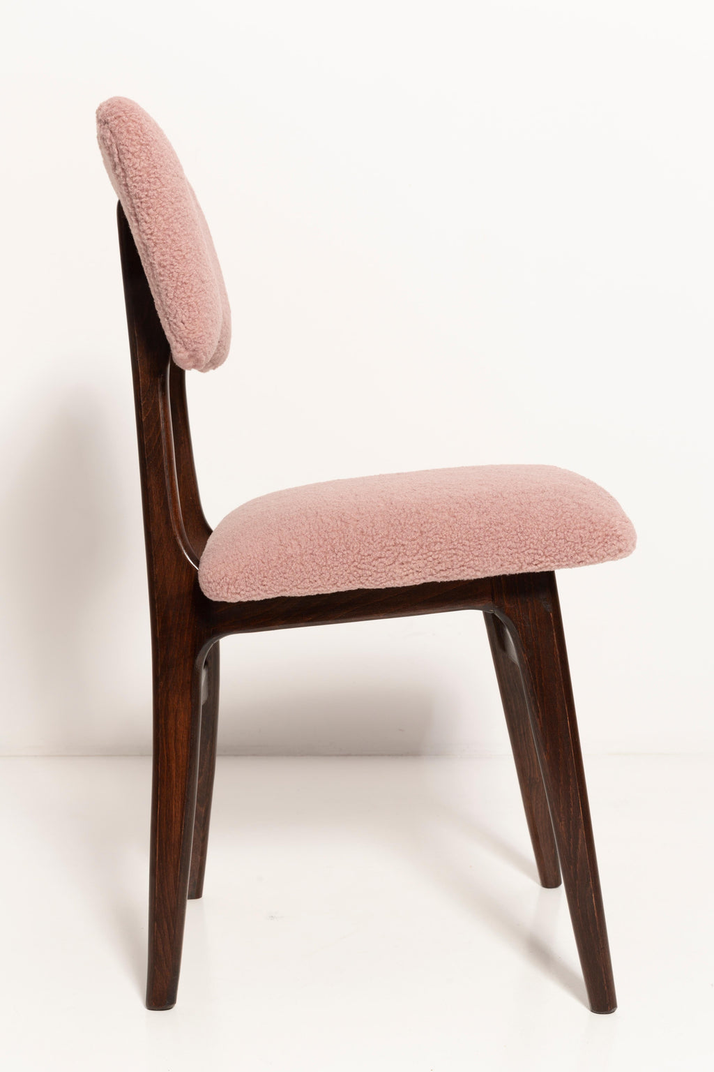 https://a.1stdibscdn.com/butterfly-dining-chair-pink-boucle-europe-for-sale-picture-8/f_34023/f_264612421639061942919/3U1A7164_master.jpg