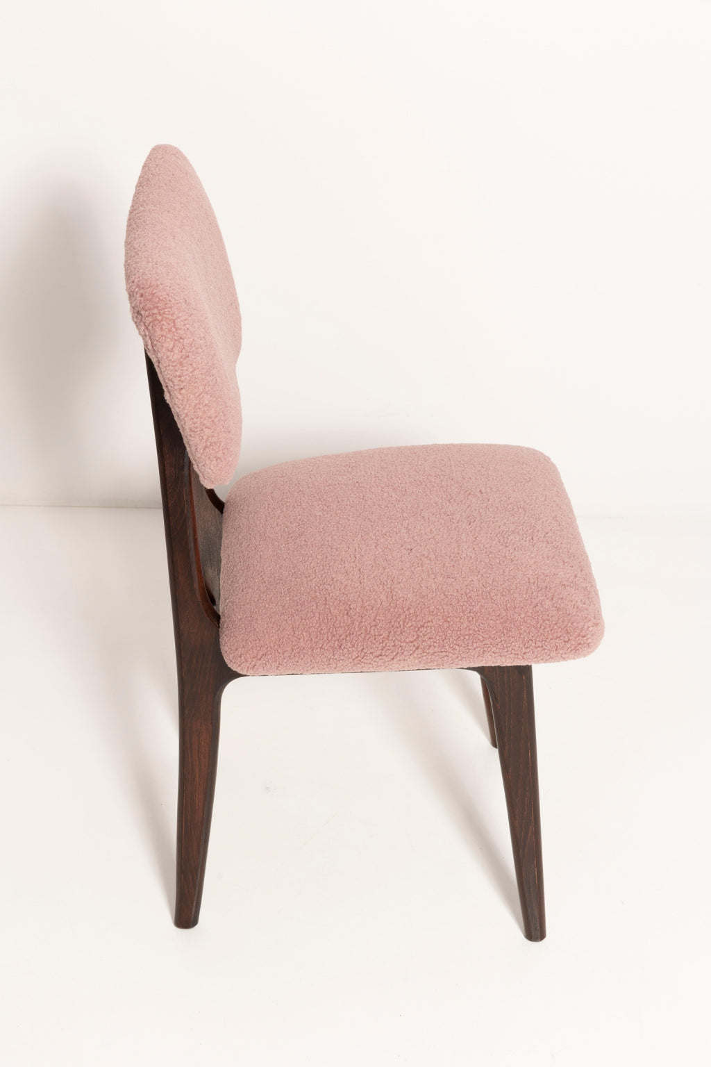 https://a.1stdibscdn.com/butterfly-dining-chair-pink-boucle-europe-for-sale-picture-9/f_34023/f_264612421639061977255/3U1A7165_master.jpg