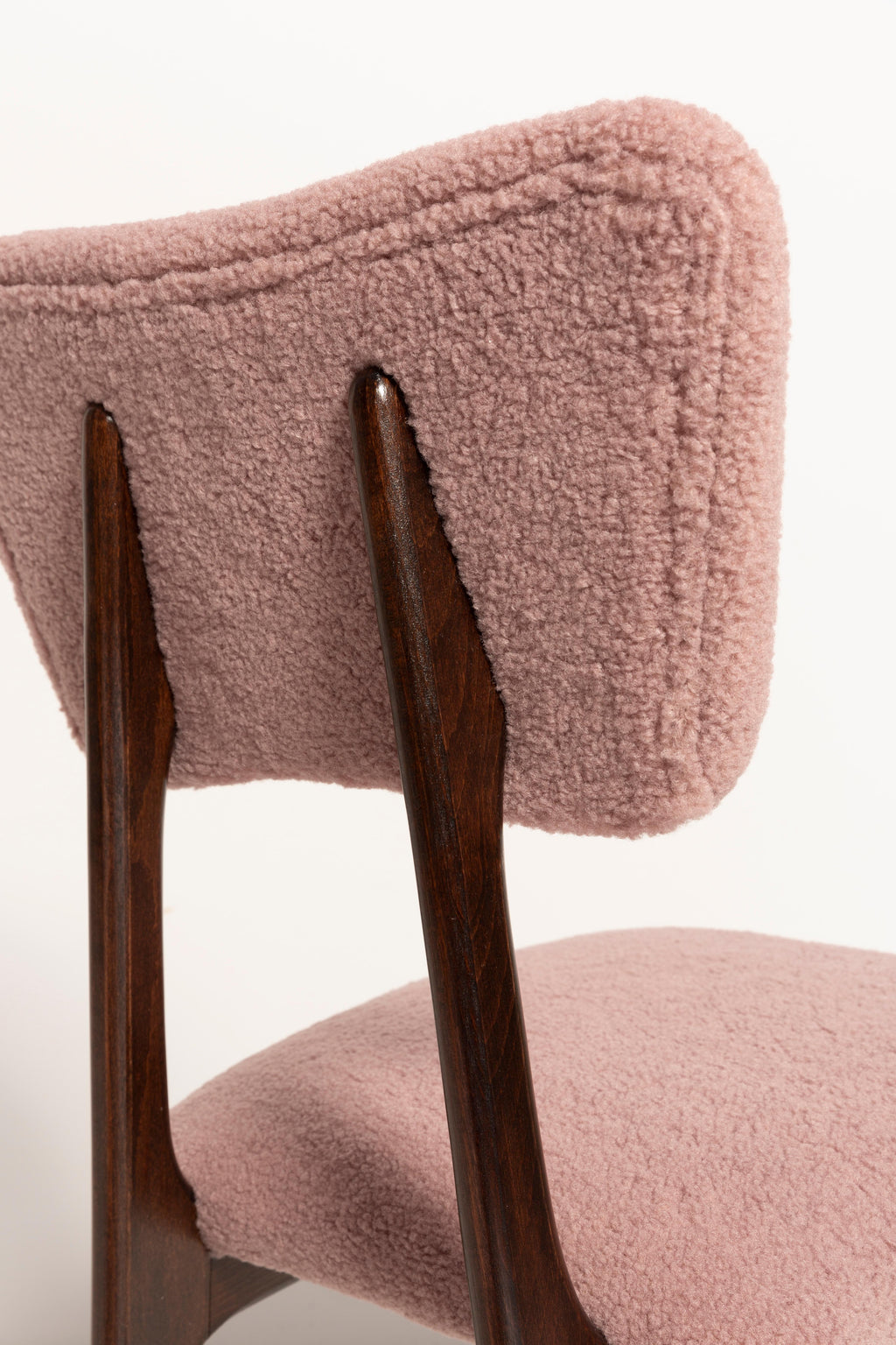 https://a.1stdibscdn.com/butterfly-dining-chair-pink-boucle-europe-for-sale-picture-11/f_34023/f_264612421639062085615/3U1A7167_master.jpg